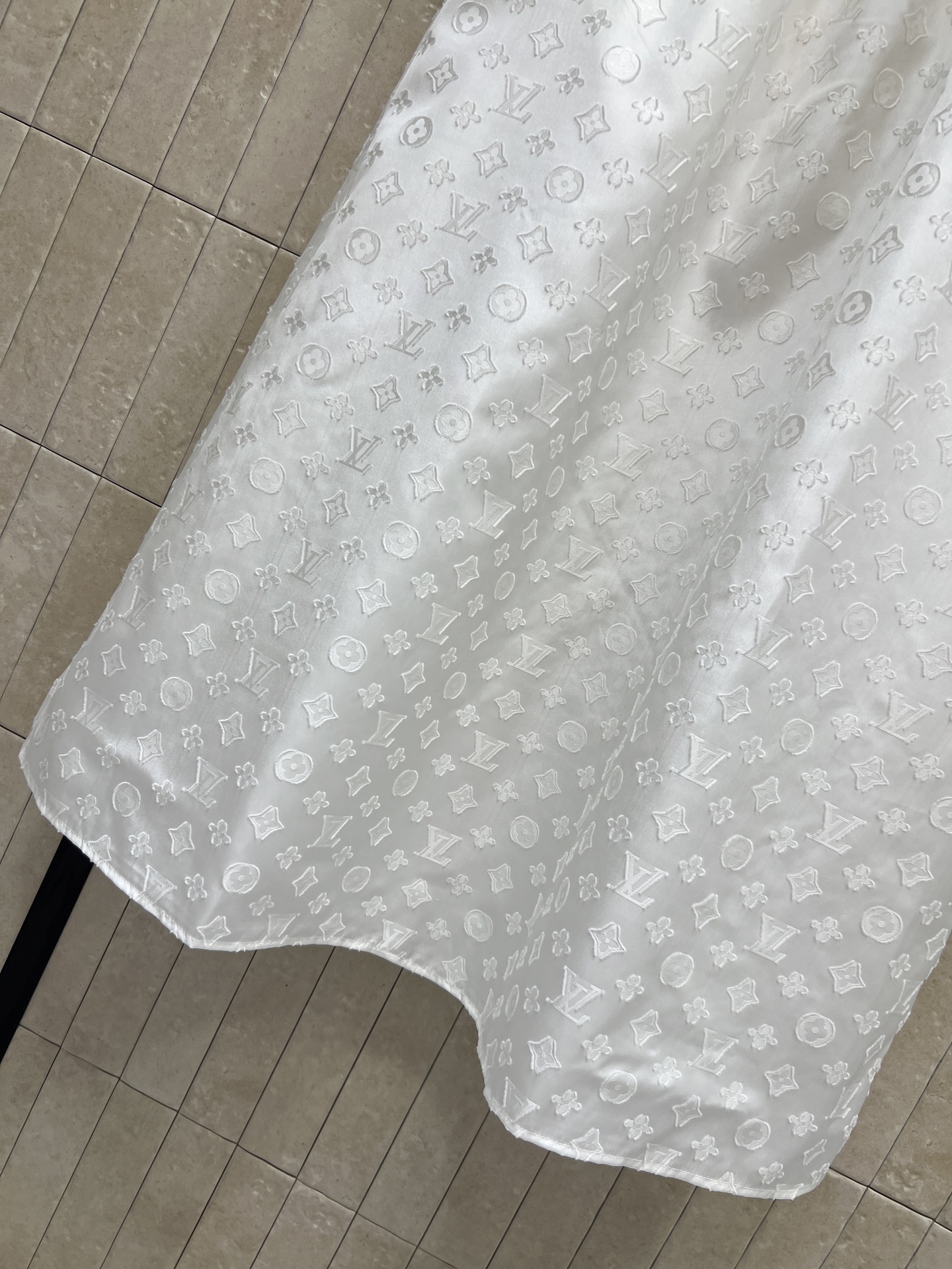 L家 26夏季新款 白色提花连衣裙  垂顺面料透气亲肤 翻领+半开拉链设计 腰部抽绳可自由调节 双侧金属