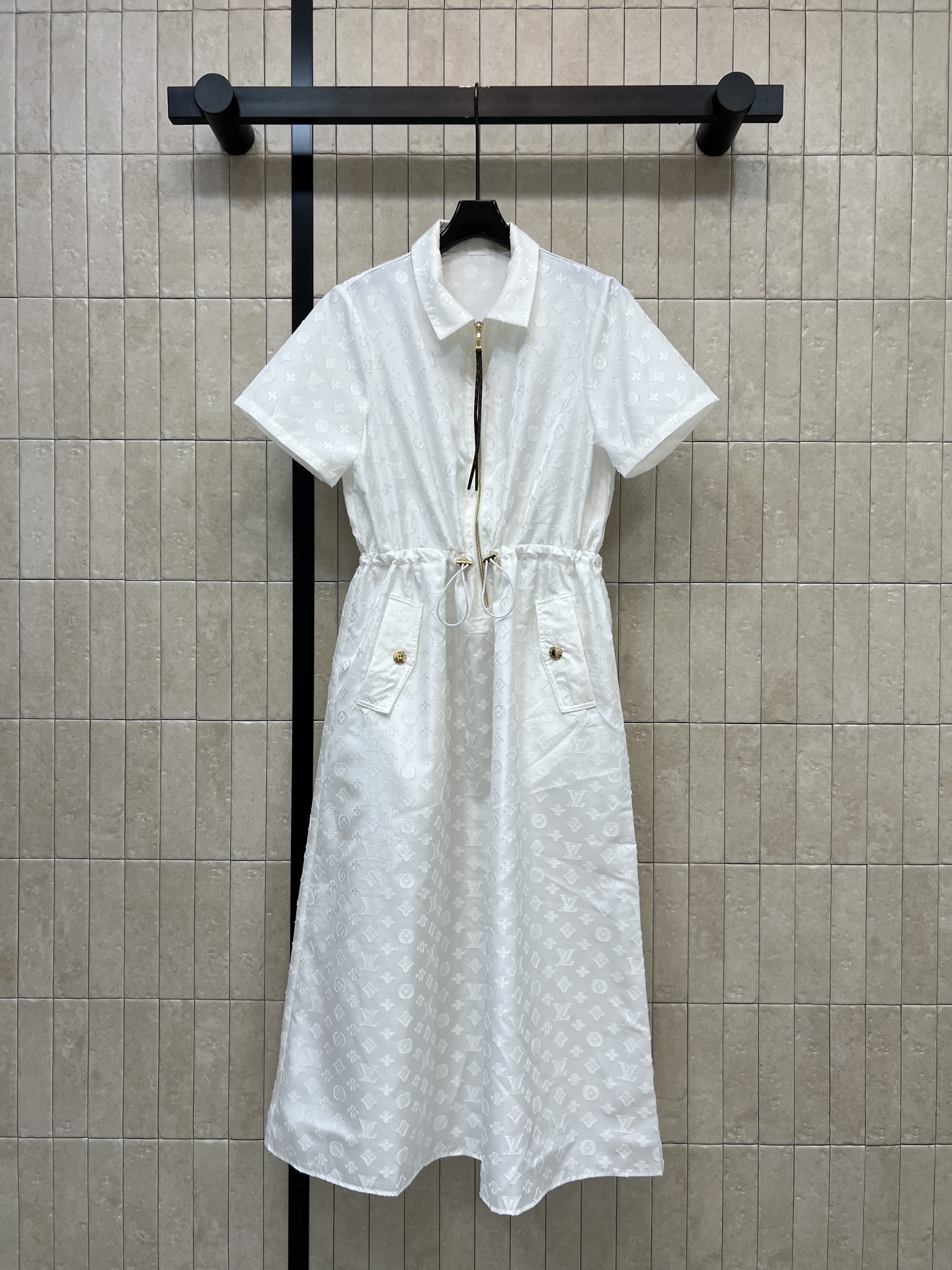 NO:878298,L's 26 new summer style white jacquard dress. Drape fabric is breathable and skin-friendly. Lapel + half-open zipper design. The waist drawstring can be adjusted freely. Metal buckle pockets on both sides are embellished. Practical and exquisite. The large skirt covers the flesh and looks slim. The overall is simple and elegant. It can be easily controlled for commuting, dating and daily life. Three sizes in one color, Size/S-M-L,, louis vuitton, skirts,19860909L家 26夏季新款 白色提花连衣裙 垂顺面料透气亲肤 翻领+半开拉链设计 腰部抽绳可自由调节 双侧金属扣口袋点缀 实用又精致 大裙摆遮肉显瘦 整体简约大方 通勤 约会 日常都能轻松驾驭 一色三码Size/S-M-L,,louis vuitton,skirts,,Women's clothing