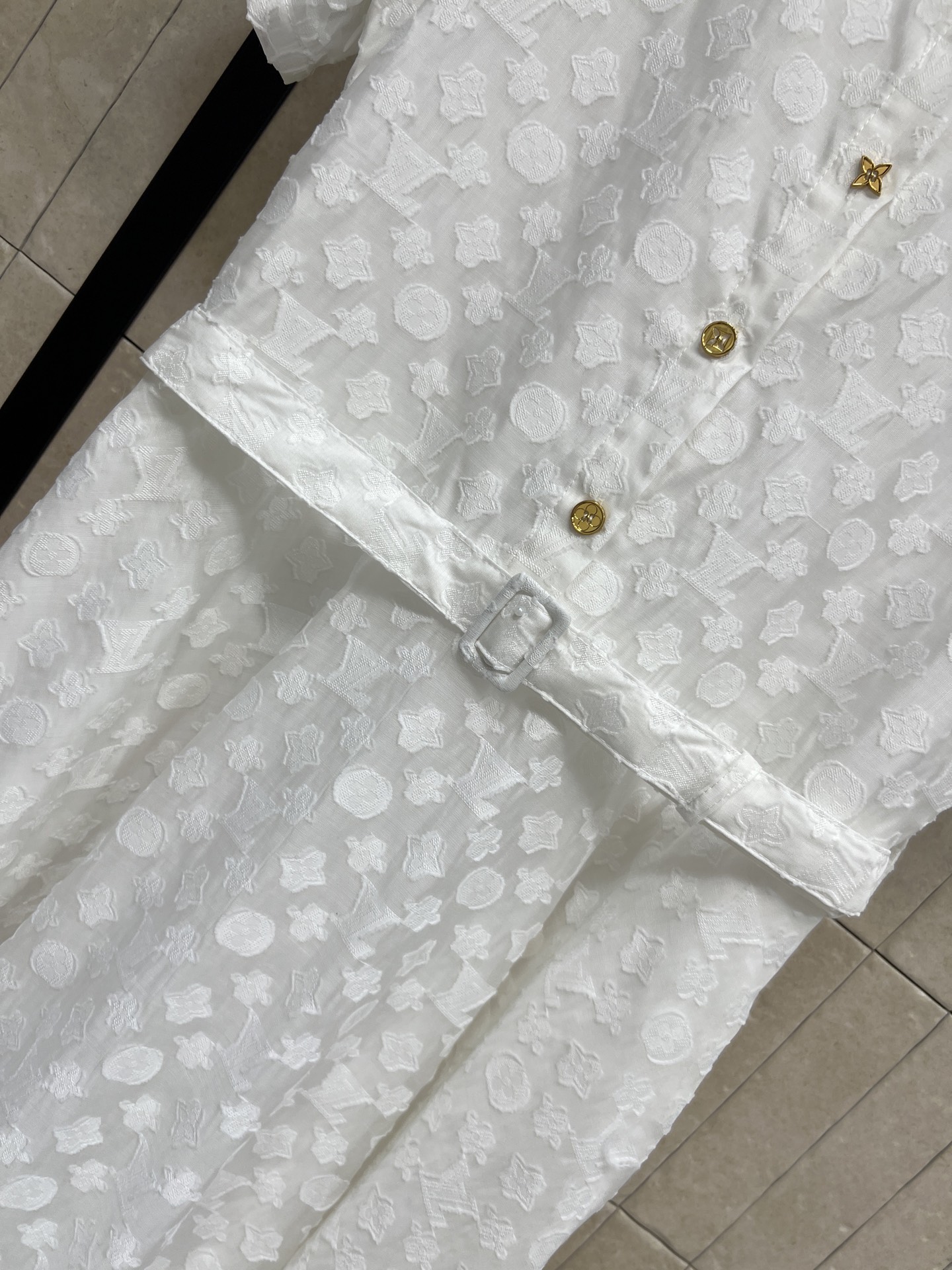 L家 26夏季新款 白色提花连衣裙 经典翻领+半开金扣门襟 同面料方扣腰带 自由收束腰线 大摆A字长裙垂