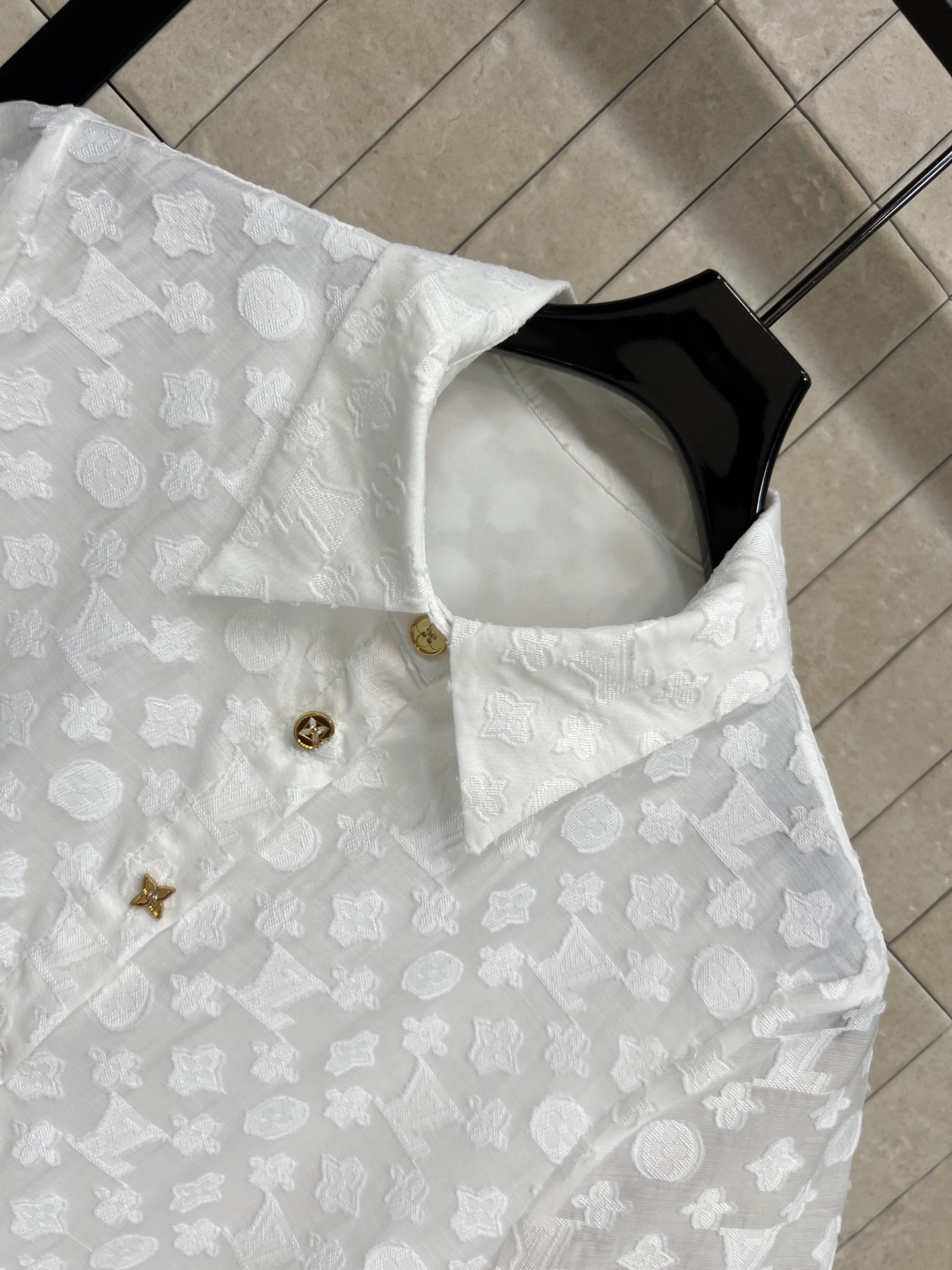 L家 26夏季新款 白色提花连衣裙 经典翻领+半开金扣门襟 同面料方扣腰带 自由收束腰线 大摆A字长裙垂