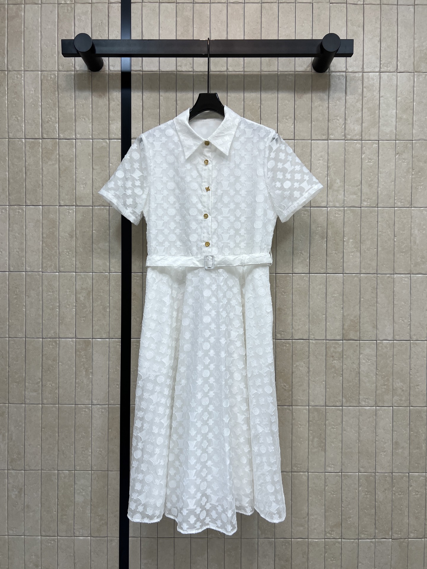 NO:878291,L's 26 new summer style white jacquard dress, classic lapel + half-open gold button placket, square buckle belt of the same fabric, free waistline, large A-line skirt, draped and elegant, covering the crotch and hiding the flesh, optimizing the body shape, light and breathable jacquard fabric, delicate and textured, not close to the body, suitable for commuting, dating and travel, full of elegant atmosphere, three sizes in one color, Size/S-M-L,, louis vuitton, skirts,19860909L家 26夏季新款 白色提花连衣裙 经典翻领+半开金扣门襟 同面料方扣腰带 自由收束腰线 大摆A字长裙垂坠飘逸 遮胯藏肉优化身形 轻薄透气提花面料 细腻有质感不贴身 通勤 约会 出游皆适配 优雅氛围感拉满 一色三码Size/S-M-L,,louis vuitton,skirts,,Women's clothing