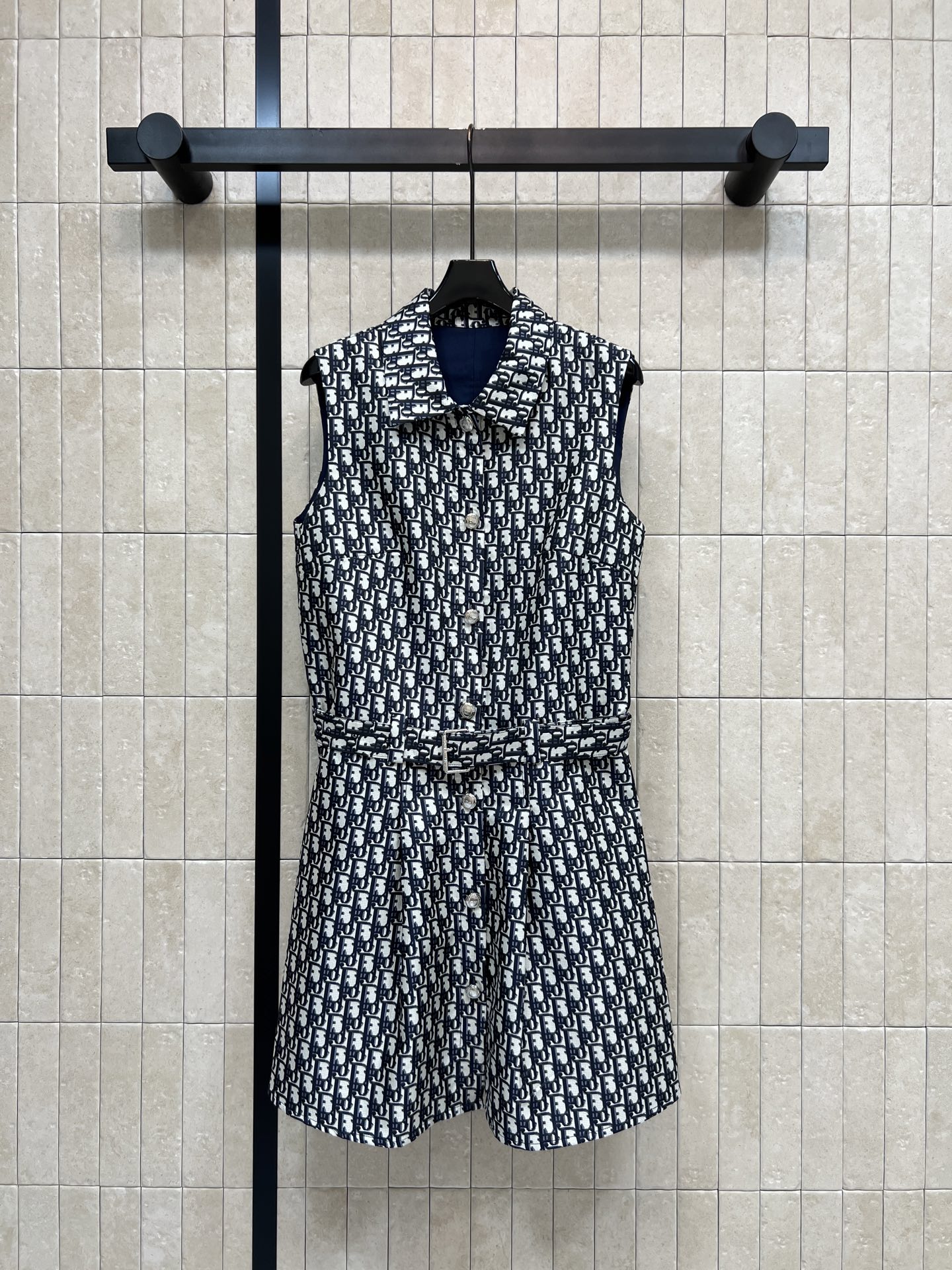 NO:878281,D Home 26 new summer styles Presbyopia sleeveless dress Sleeveless shirt-style tailoring + lapel design Single-breasted placket Belt outlines the waistline A-line skirt is flexible and elegant The fabric is stiff and anti-wrinkle, super refreshing in summer, can be easily worn for commuting, banquets and vacations Paired with pointed stilettos and armpit bags, the temperament is straightened out Three sizes in one color Size/S-M-L,, dior, skirts, shirts,19860909D家 26夏季新款 老花无袖连衣裙 无袖衬衫式剪裁+翻领设计 单排扣门襟 腰带勾勒腰线 A字裙摆灵动飘逸 面料硬挺抗皱 夏天穿超清爽 通勤 宴会 度假都能轻松驾驭 搭配尖头细跟鞋和腋下小包 气质直接拉满 一色三码Size/S-M-L,,dior,skirts,shirts,,Women's clothing