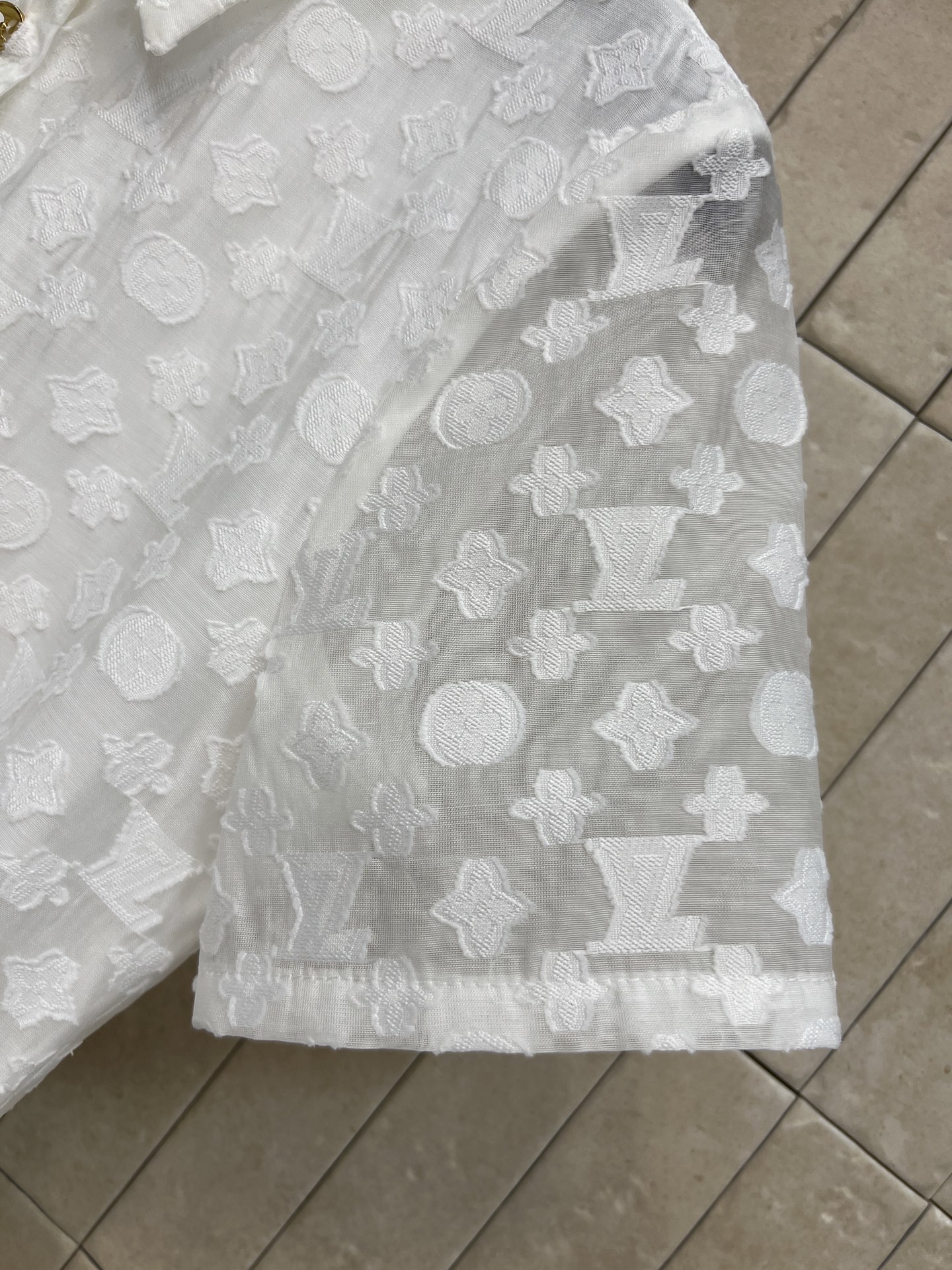 L家 26夏季新款 白色提花连衣裙 经典翻领+半开金扣门襟 同面料方扣腰带 自由收束腰线 大摆A字长裙垂