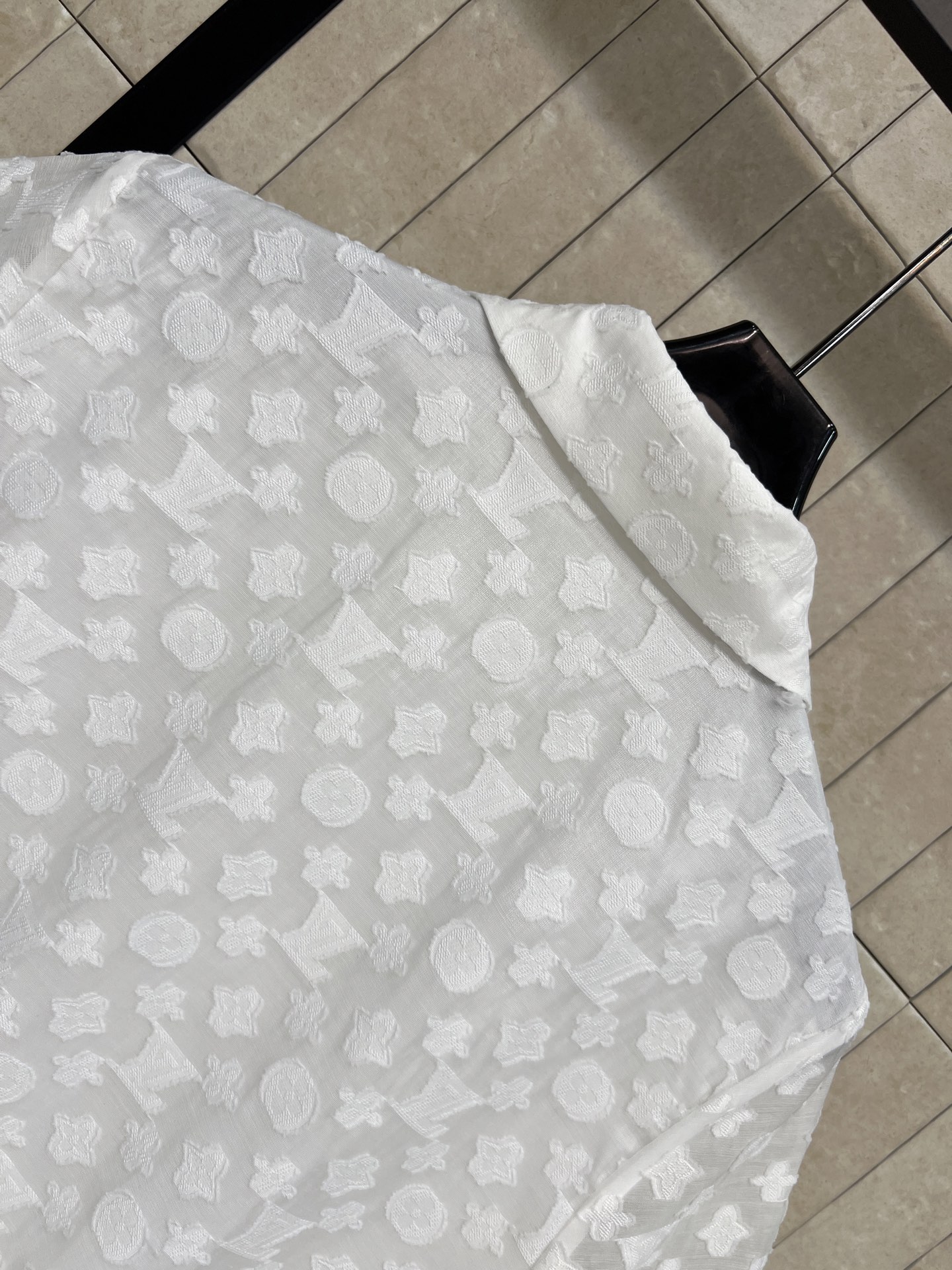 L家 26夏季新款 白色提花连衣裙 经典翻领+半开金扣门襟 同面料方扣腰带 自由收束腰线 大摆A字长裙垂