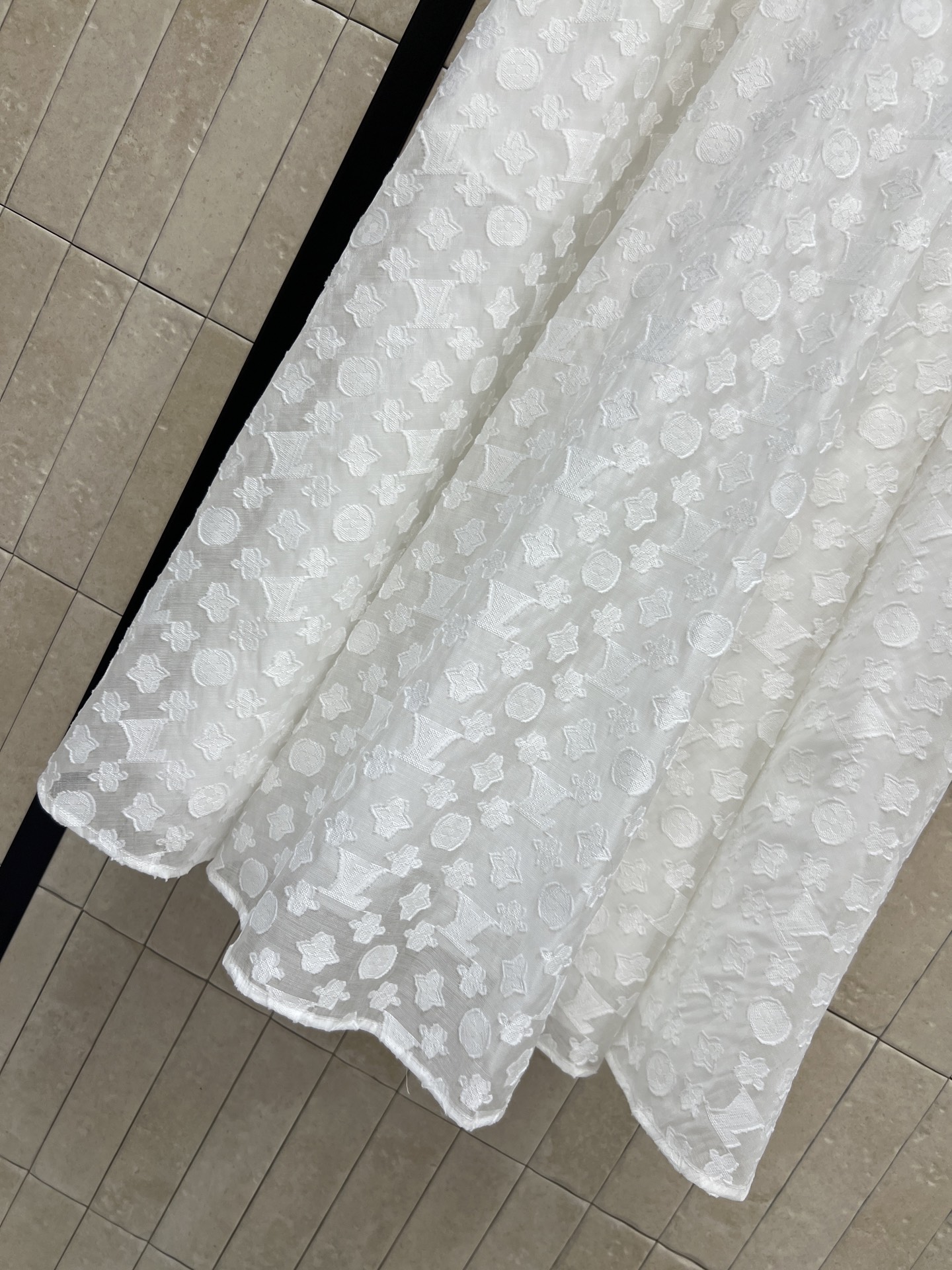 L家 26夏季新款 白色提花连衣裙 经典翻领+半开金扣门襟 同面料方扣腰带 自由收束腰线 大摆A字长裙垂
