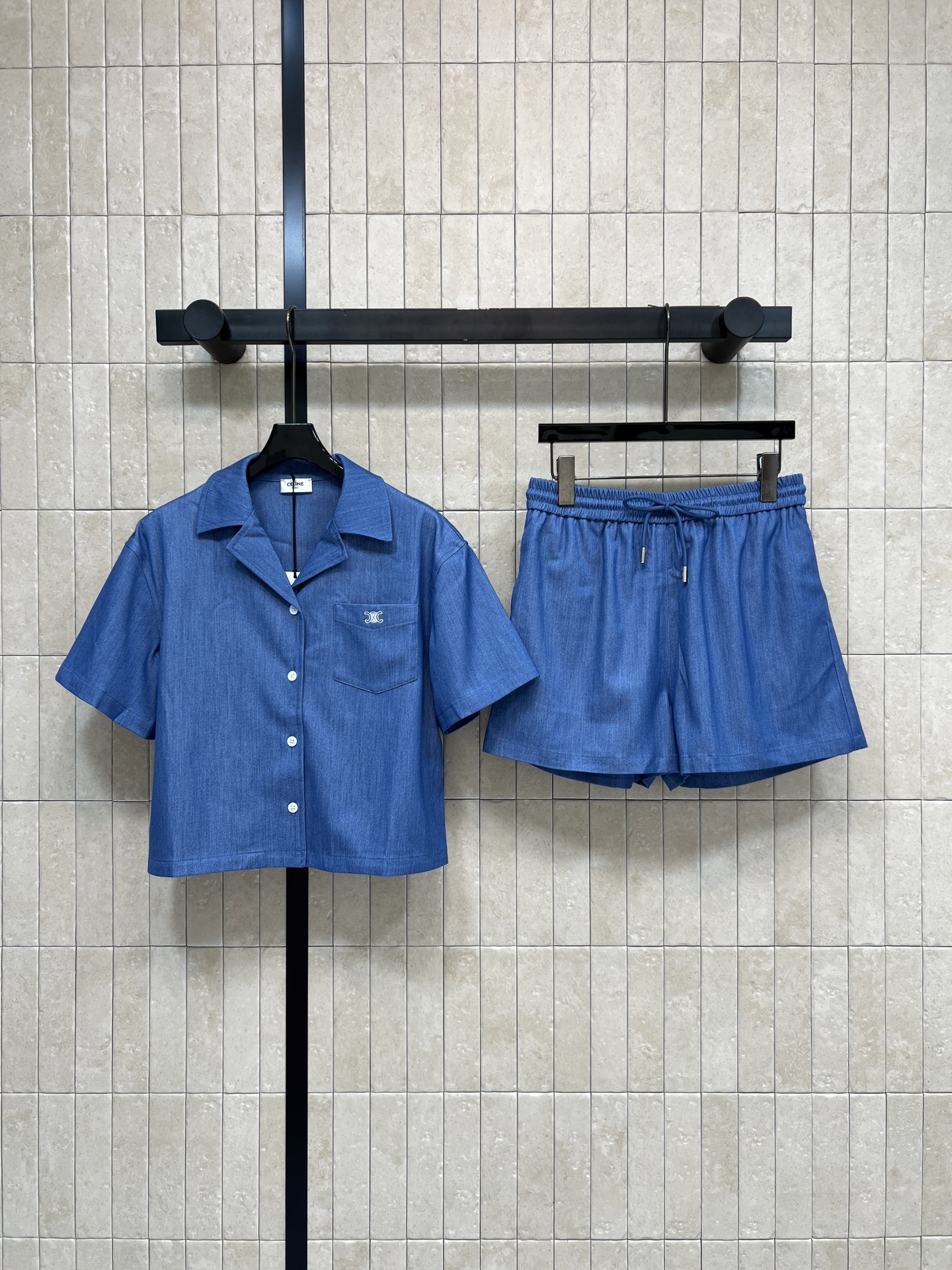 NO:878299,CE Home 26 new summer style short-sleeved suit, embroidered short-sleeved top + drawstring shorts, light and breathable, excellent drape, single-row white button design on lapel, exquisite embroidery logo on pockets, elastic waist + drawstring tie of the same color, short and loose fit, daily commuting, vacation and travel, suitable for all scenes of home and leisure, three sizes in one color, Size/S-M-L,, shorts, T-shirt,19860909CE家 26夏季新款 短款短袖套装 刺绣短袖上衣+抽绳短裤 轻薄透气垂感出色 翻领单排白扣设计 口袋点缀精致刺绣小标 松紧腰+同色系抽绳系带 短款宽松版型 日常通勤 度假出游 居家休闲全场景适配 一色三码Size/S-M-L,,shorts,T-shirt,,Women's clothing