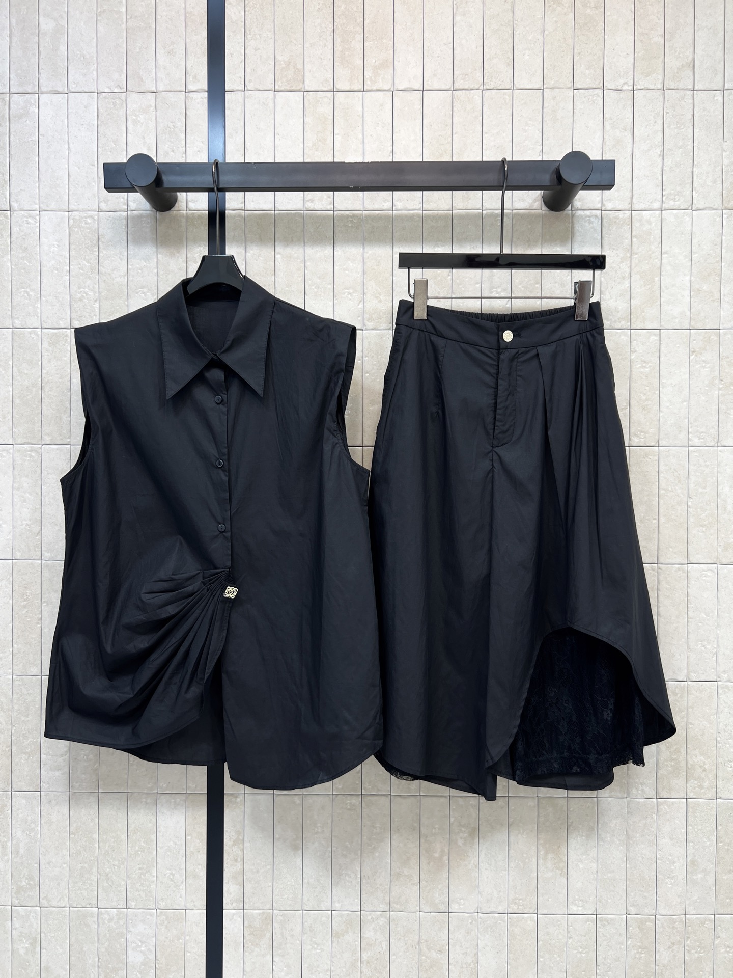 NO:878282,Tops, skirts, LW Home 26 new summer styles, irregular suits, twisted sleeveless shirt + lace cropped pants, single-row buttons, simple and elegant, metal buckles on the sides at fixed points, twists to create irregular hems, irregular slit cropped pants, drapey and breathable outer layer, exquisite lace splicing on the inside, full of layers, suitable for commuting and outing, with a cool atmosphere, two colors and three sizes, Size/S-M-L,,skirts,shirts,19860909上衣 半裙LW家 26夏季新款 不规则套装 扭结无袖衬衫+蕾丝七分裤 单排纽扣简约大气 侧边金属扣定点抽褶 扭结打造不规则下摆 不规则开衩七分裤 外层垂坠透气 内里拼接精致蕾丝 层次感满满 通勤 出游都适配 自带清冷氛围感 两色三码Size/S-M-L,,skirts,shirts,,Women's clothing
