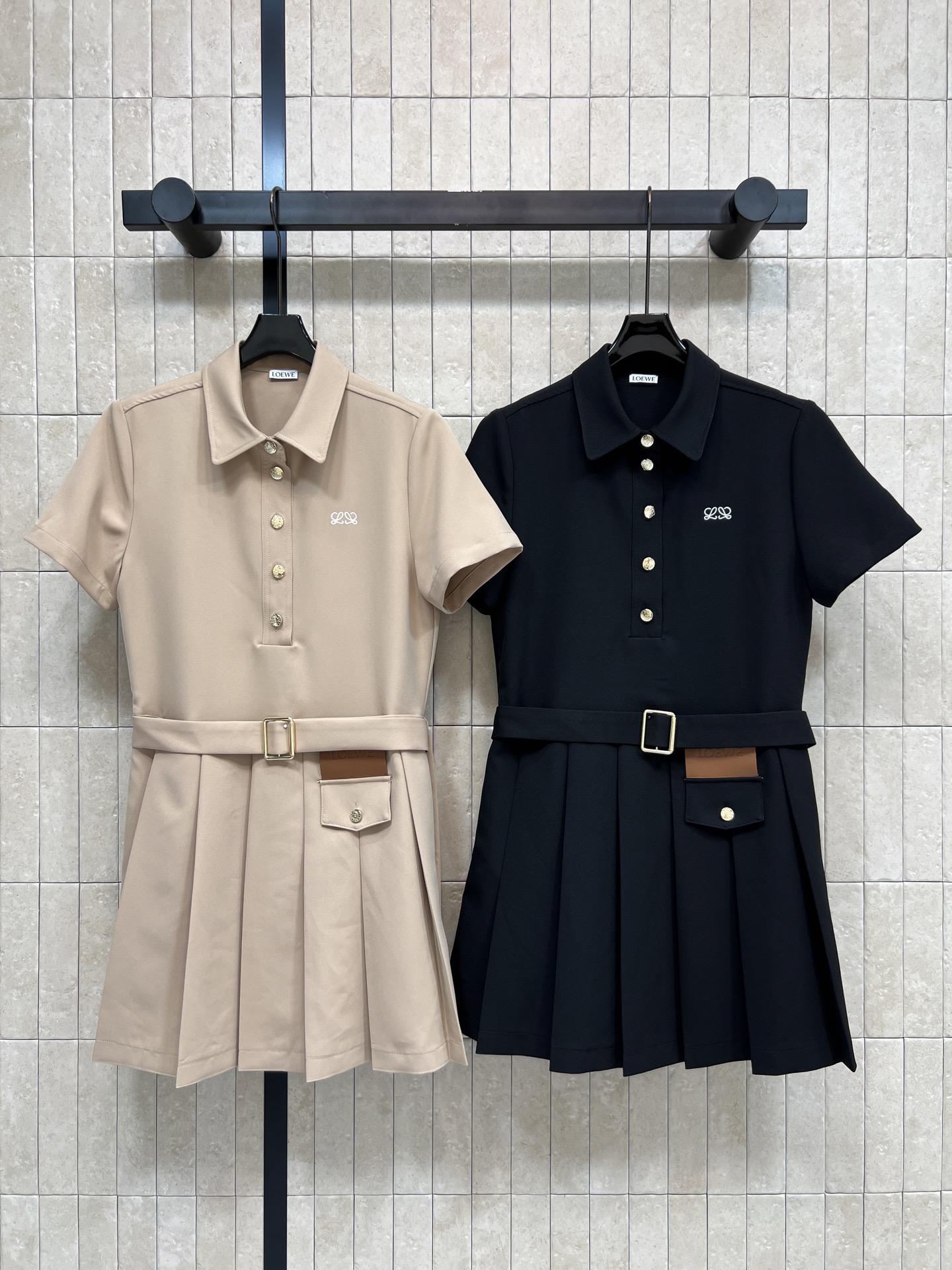 NO:878295,LW's 26 new summer style Polo collar pleated dress, short sleeves + pleated skirt, with same-color belt, waisted to show the figure, fabric is crisp and drape, half-open buttons, leather logo embellishment at the waist, full of details, versatile and not picky, can be easily used for commuting, dating, and daily life. Pair with white shoes or loafers to easily get a Korean college style look. Two colors and three sizes, Size/S-M-L,, loafers, skirts, T-shirt,19860909LW家 26夏季新款 Polo领百褶连衣裙 短袖+百褶裙摆 配同色腰带 收腰显身材 面料挺括有垂感 半开襟纽扣 腰间logo皮牌点缀 细节满分 百搭不挑人 通勤 约会 日常都能轻松驾驭 搭配小白鞋或乐福鞋 轻松get韩系学院风look 两色三码Size/S-M-L,,loafers,skirts,T-shirt,,Women's clothing