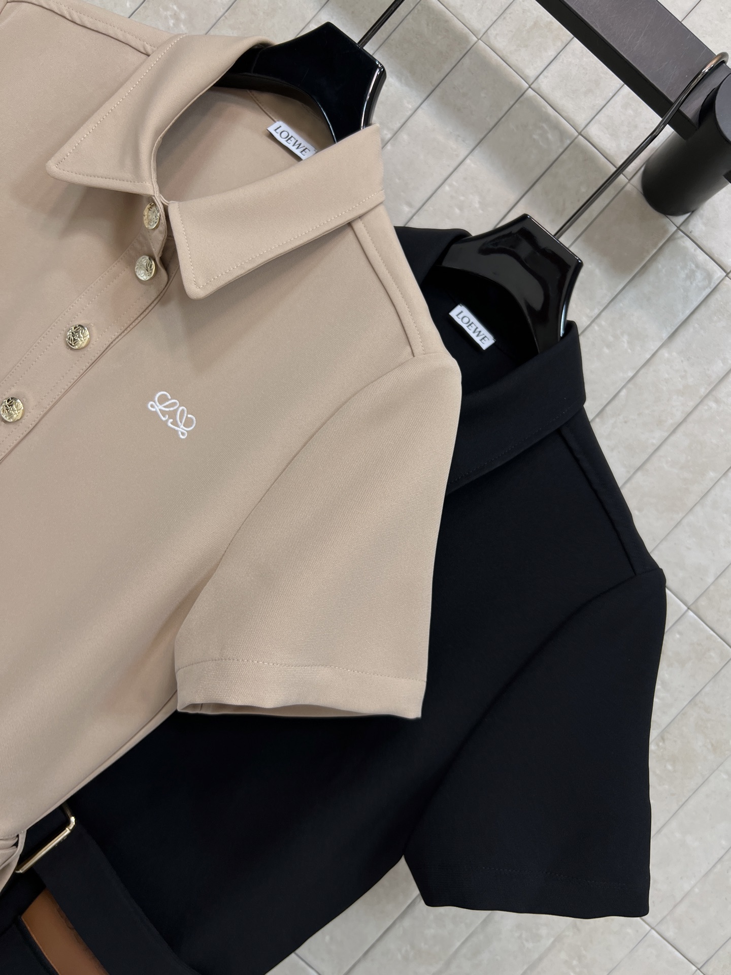 LW家 26夏季新款 Polo领百褶连衣裙​​ 短袖+百褶裙摆 配同色腰带 收腰显身材 面料挺括有垂感 