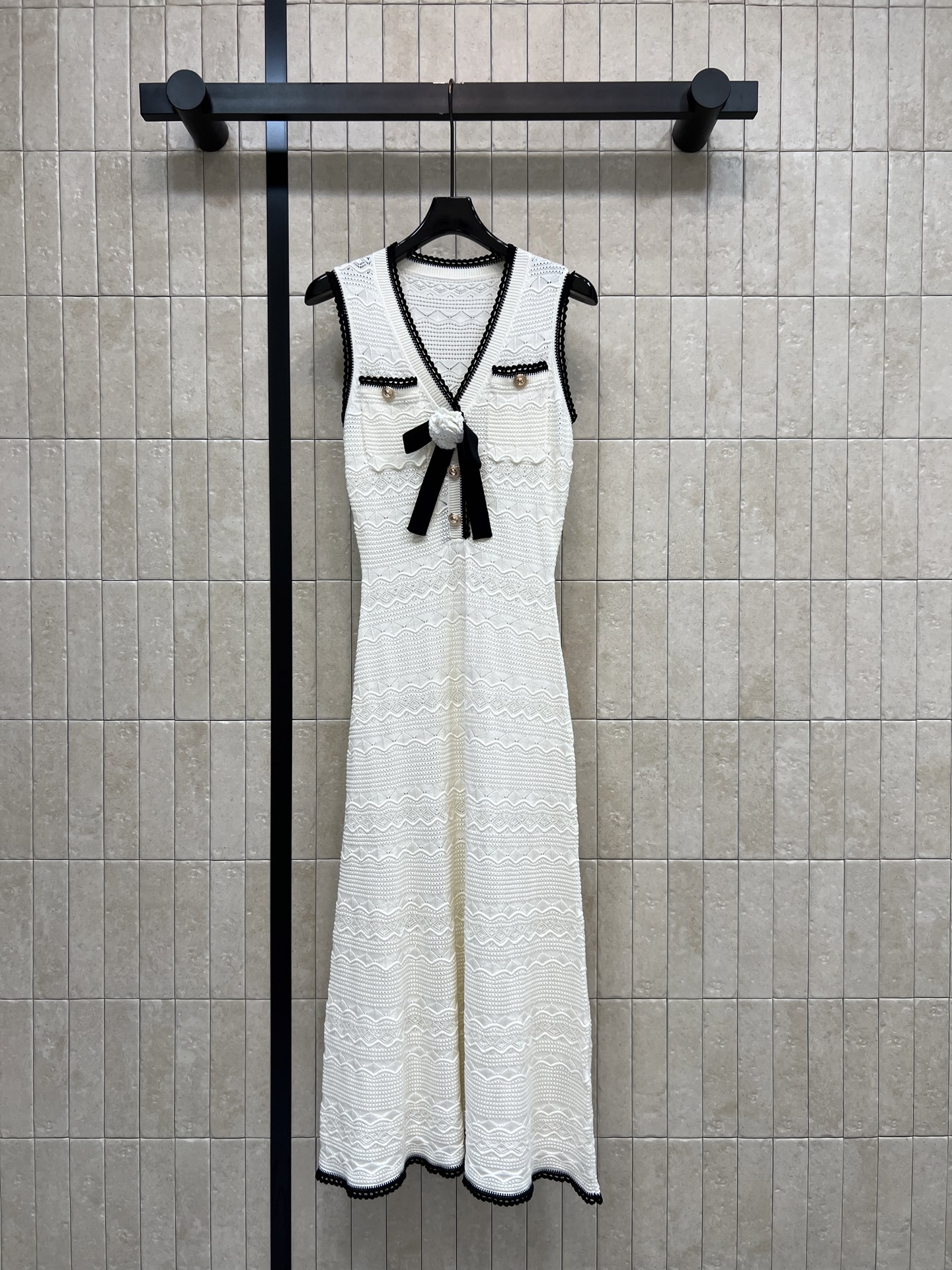 NO:878286,Self's 26 new summer style knitted vest dress long dress V-neck contrasting webbing hemming Camellia bow on the chest + metal buttons embellishment hides the body to slim down and optimizes the figure Sleeveless vest straight long version stretches the body lengthwise Refreshing when worn alone Versatile for layering and full of atmosphere for daily commuting and dating Three sizes in one color Size/S-M-L,, fendi, skirts,19860909Self家 26夏季新款 针织背心连衣长裙 V领撞色织带包边 胸前山茶花蝴蝶结+金属纽扣点缀 藏肉显瘦优化身材 无袖背心直筒长款版型 纵向拉伸身形 单穿清爽 叠穿百搭 日常通勤约会氛围感满满 一色三码Size/S-M-L,,fendi,skirts,,Women's clothing