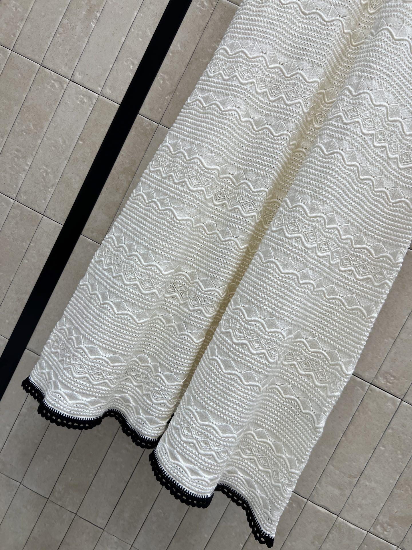Self家 26夏季新款 针织背心连衣长裙 V领撞色织带包边 胸前山茶花蝴蝶结+金属纽扣点缀  藏肉显瘦