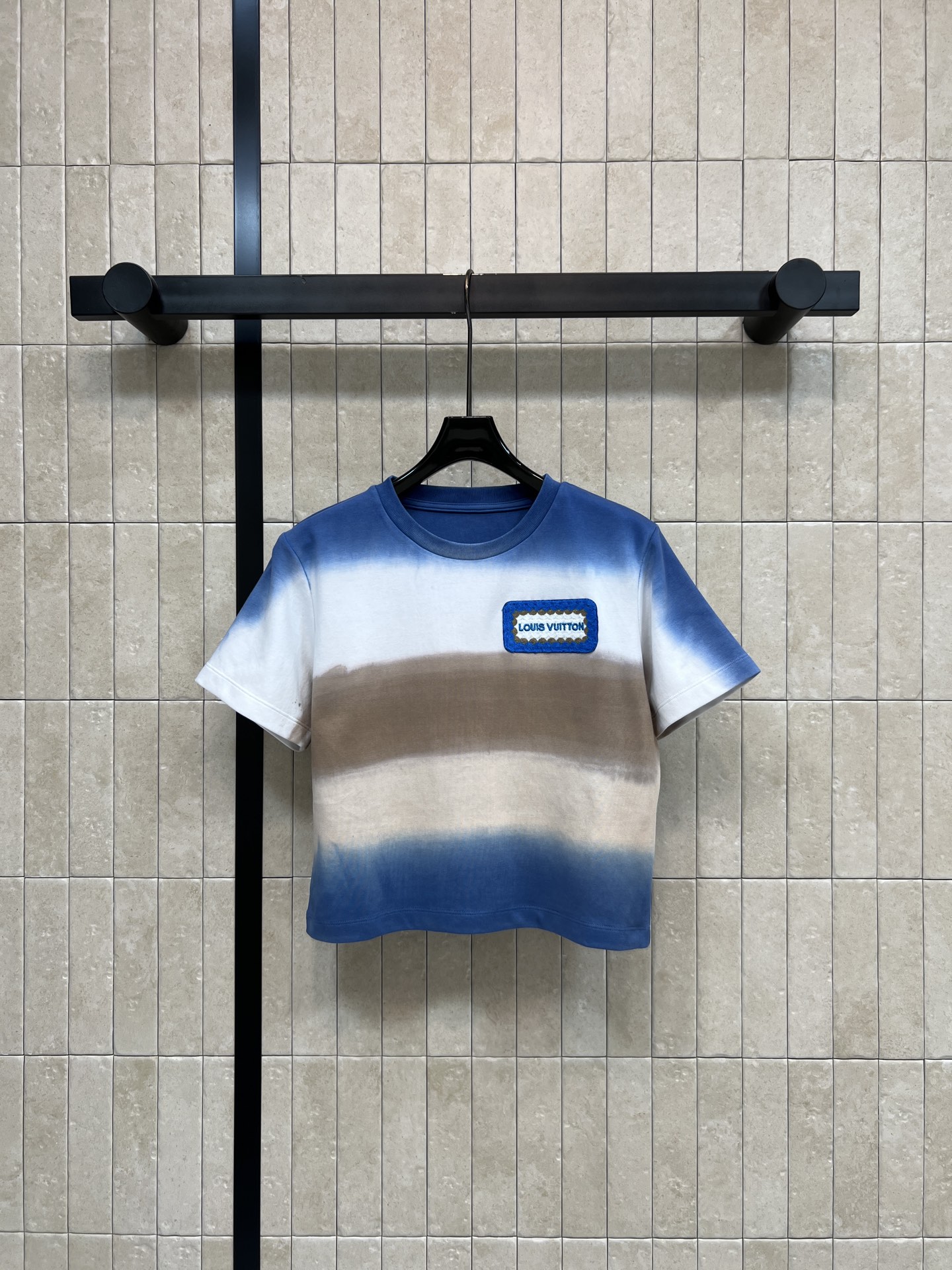 NO:878557,L's 26 new summer style gradient tie-dye short T-shirt. Made of high-quality pure cotton fabric. It is skin-friendly, breathable and not stuffy. Blue, white and brown gradient dyeing, full of summer atmosphere. Logo label on the chest. Very recognizable. Loose fit. Tolerant of various body types. Wear it alone or paired with jeans and short skirts. It is easy to create a dynamic and casual style. Three sizes in one color, Size/S-M-L,, louis  vuitton,skirts,jeans,tees,t-shirt,19860909L家 26夏季新款 渐变扎染短款T恤 采用高品质纯棉面料 亲肤透气不闷汗 蓝白棕的渐变晕染 夏日氛围感满满 胸前logo贴标 超有辨识度 宽松版型 包容多种身材 单穿或搭配牛仔裤 短裙都很出彩 轻松打造活力休闲风 一色三码Size/S-M-L,,louis vuitton,skirts,jeans,tees，t-shirt,,Women's clothing