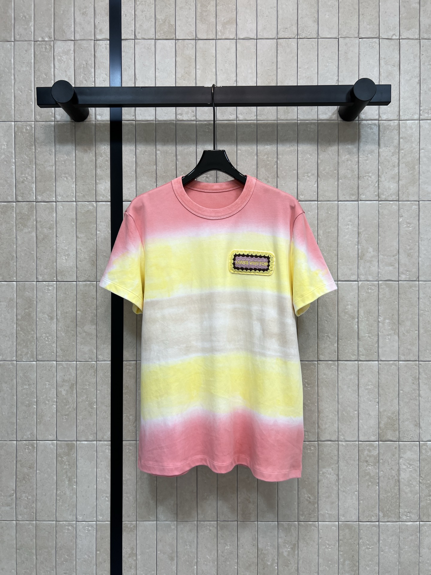 NO:878560,L's 26 new summer style gradient tie-dye short sleeves. Made of high-quality pure cotton fabric. Skin-friendly, breathable and not sweaty. Gradient dyeing of pink, yellow and white. Full of summer atmosphere. Logo label on the chest. Super recognizable. Loose fit. Tolerant of various body types. It looks great when worn alone or paired with jeans and short skirts. Easily create a dynamic and casual style. Three sizes in one color. Size/S-M-L,, louis vuitton, skirts, jeans, T-shirt,19860909L家 26夏季新款 渐变扎染短袖 采用高品质纯棉面料 亲肤透气不闷汗 粉黄白的渐变晕染 夏日氛围感满满 胸前logo贴标 超有辨识度 宽松版型 包容多种身材 单穿或搭配牛仔裤 短裙都很出彩 轻松打造活力休闲风 一色三码Size/S-M-L,,louis vuitton,skirts,jeans,T-shirt,,Women's clothing