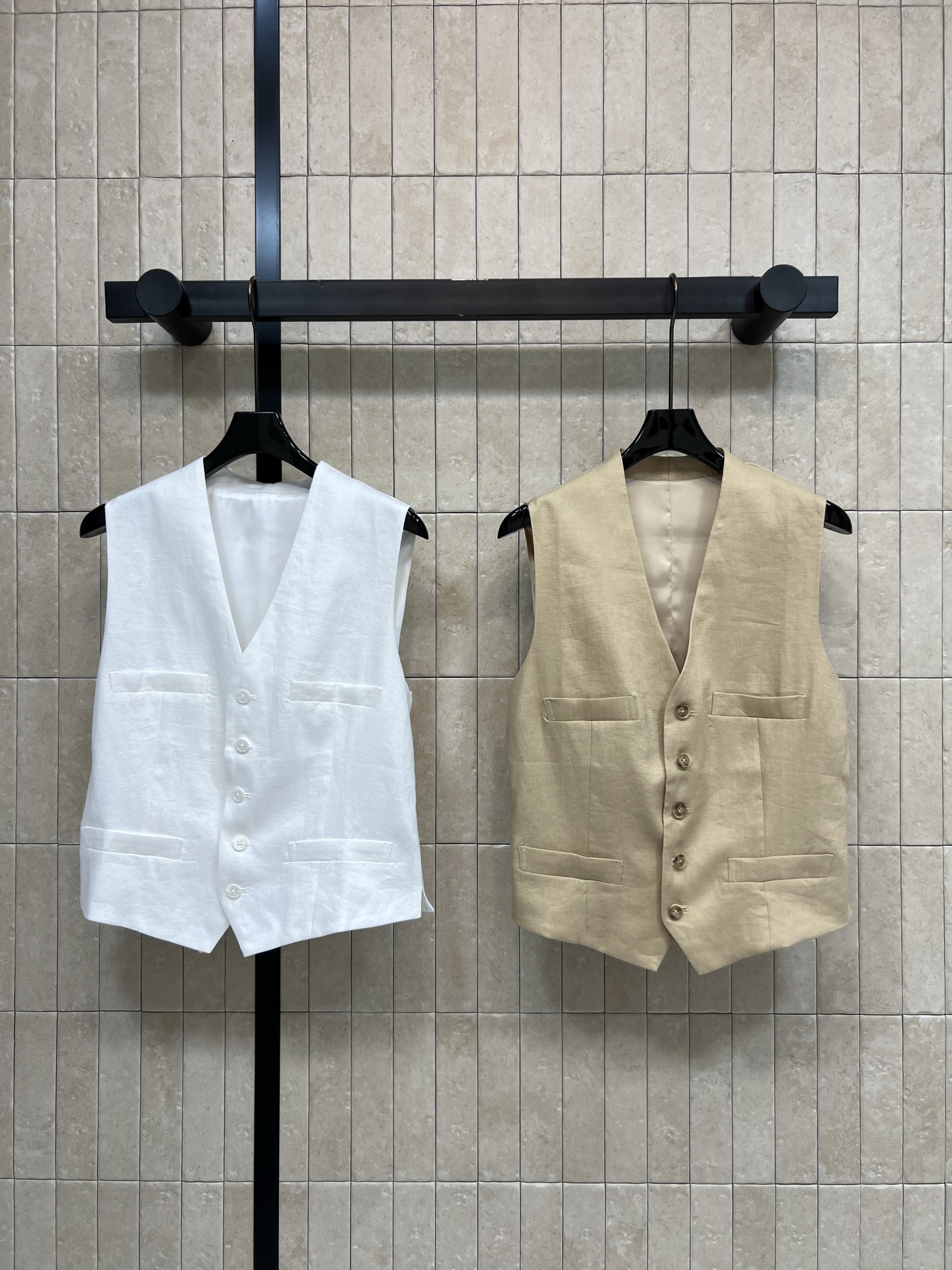 NO:878563,LP Home 26 new summer style linen V-neck vest Made of linen fabric with light fabric splicing at the back Classic V-neck design with pocket patches on both sides Clean cut Wear it alone or layered with shirts Suit jackets are OK for commuting and vacationing Daily wear Perfect drape Pair with wide-leg pants or skirts Elegant and casual get Two colors and three codes Size/2-4-6,,loro piana,skirts,jackets & coats,shirts,business suit,19860909LP家 26夏季新款 亚麻V领马甲 采用亚麻面料 后面是轻薄面料拼接 经典V领设计 搭配两侧的口袋贴 剪裁利落 单穿或叠搭衬衫 西装外套都很OK 通勤 度假 日常都能穿 垂坠感满分 搭配阔腿裤或半裙 优雅随性get 两色三码Size/2-4-6,,loro piana,skirts,jackets & coats,shirts,business suit,,Women's clothing