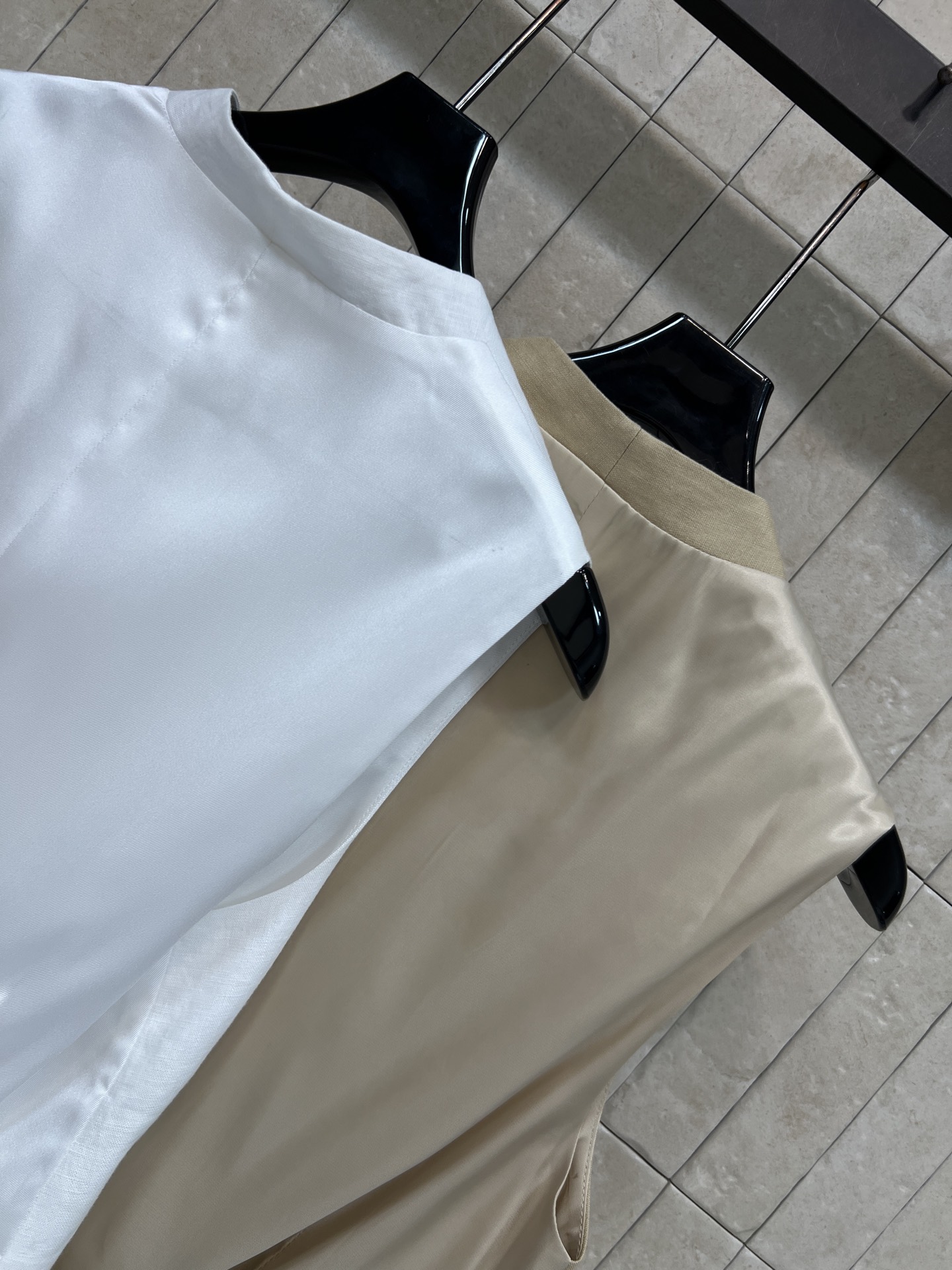 lp🌹家 26夏季新款 亚麻V领马甲 采用亚麻面料 后面是轻薄面料拼接 经典V领设计 搭配两侧的口袋贴 