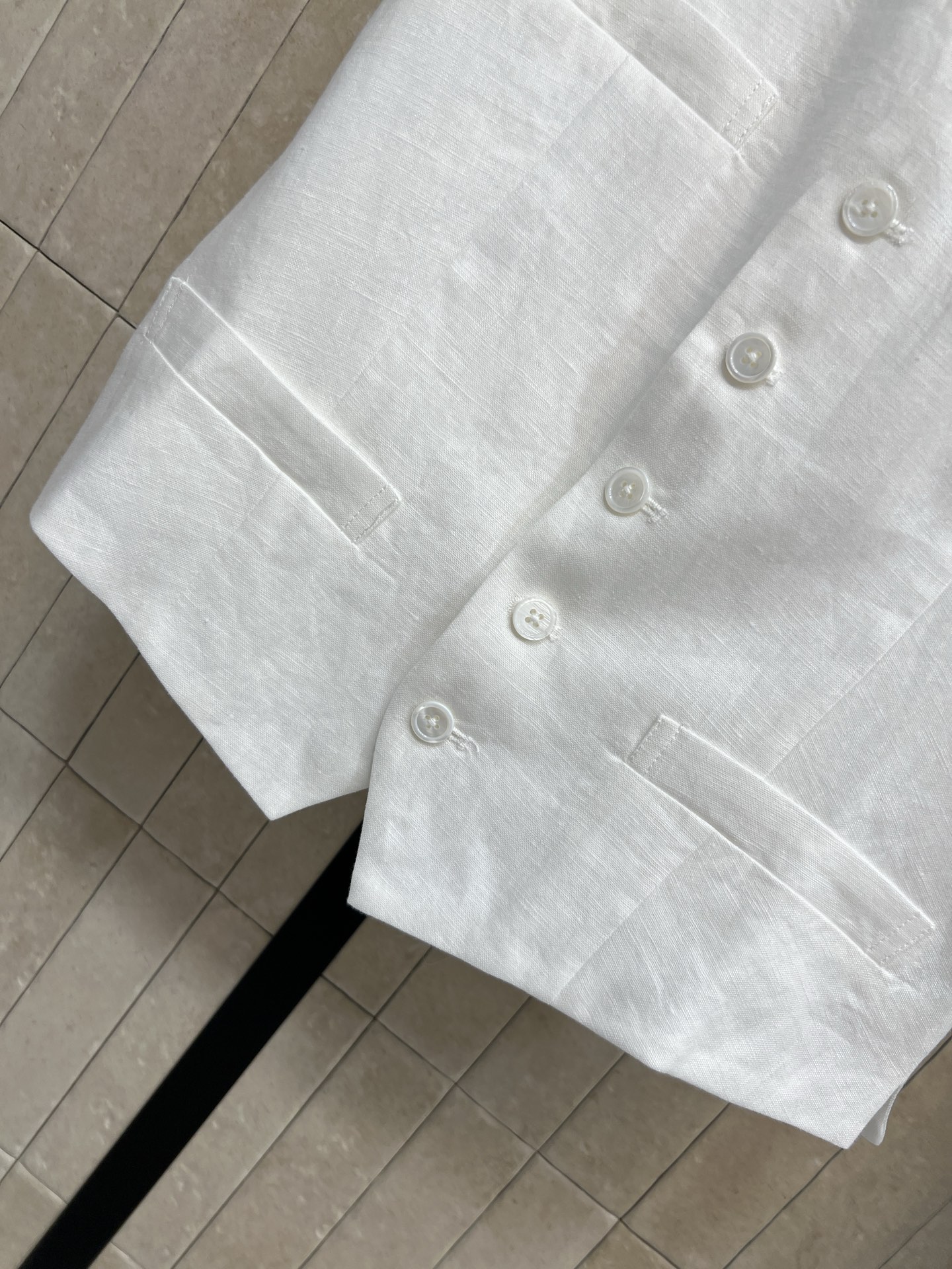 lp🌹家 26夏季新款 亚麻V领马甲 采用亚麻面料 后面是轻薄面料拼接 经典V领设计 搭配两侧的口袋贴 