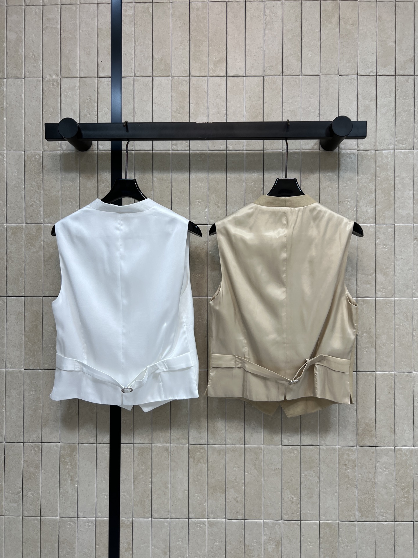 lp🌹家 26夏季新款 亚麻V领马甲 采用亚麻面料 后面是轻薄面料拼接 经典V领设计 搭配两侧的口袋贴 