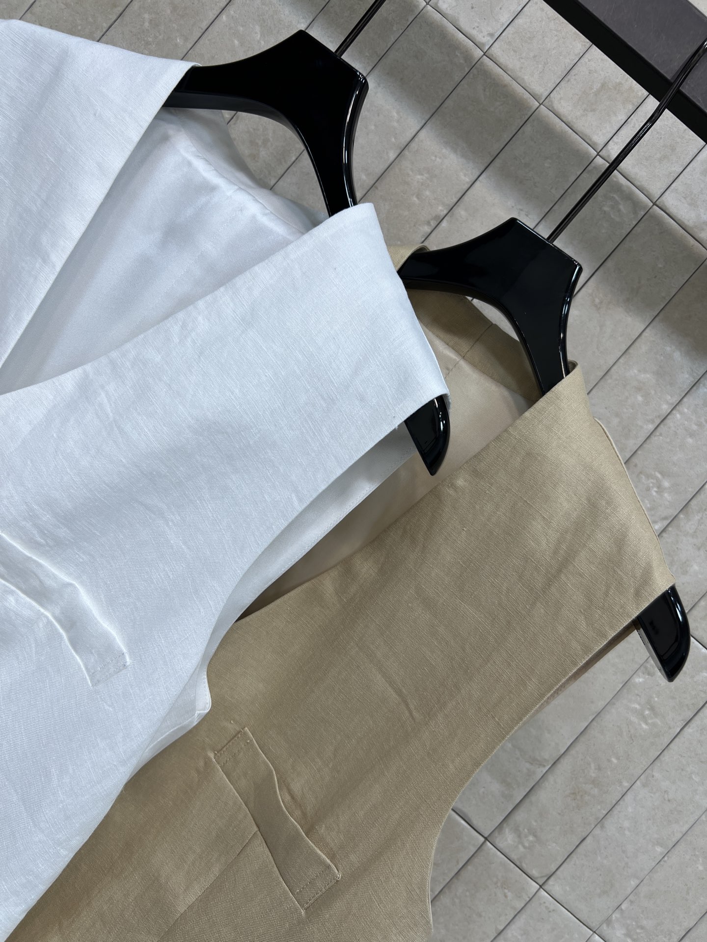 lp🌹家 26夏季新款 亚麻V领马甲 采用亚麻面料 后面是轻薄面料拼接 经典V领设计 搭配两侧的口袋贴 