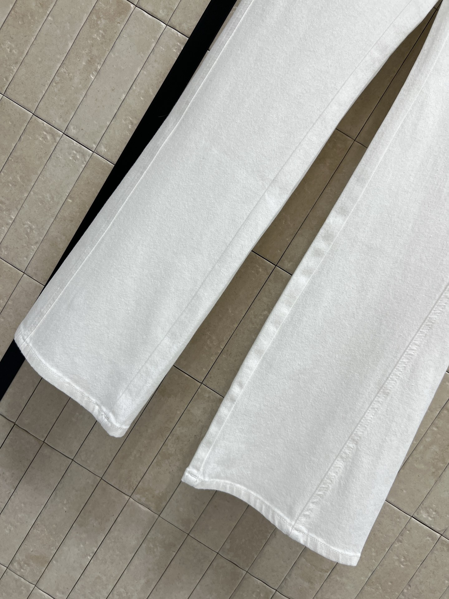 C家 26夏季新款 白色高腰微喇牛仔裤 牛仔弹力面料 穿着舒适不紧绷 抗皱又透气 微喇设计修饰腿型 显瘦