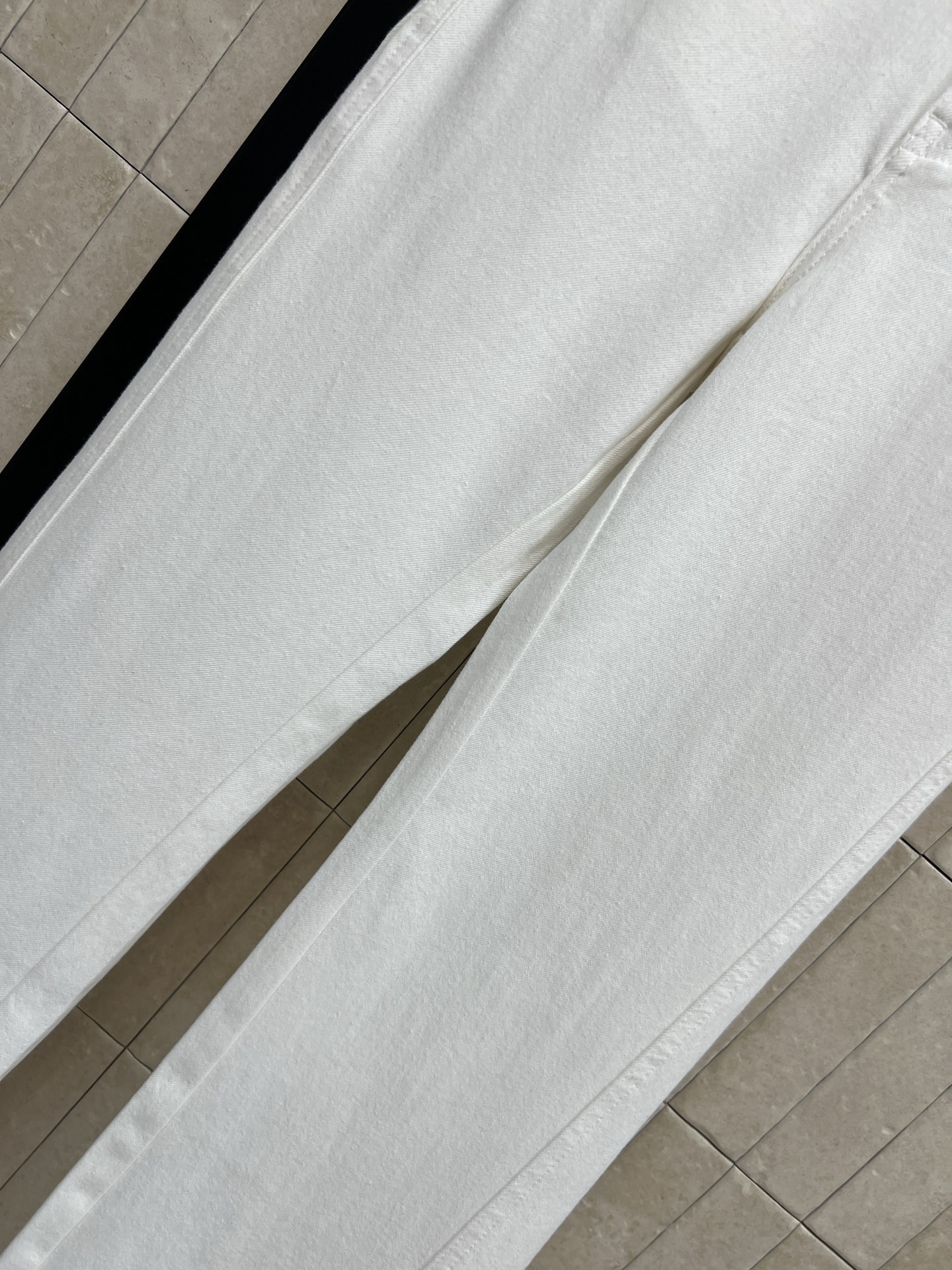 C家 26夏季新款 白色高腰微喇牛仔裤 牛仔弹力面料 穿着舒适不紧绷 抗皱又透气 微喇设计修饰腿型 显瘦