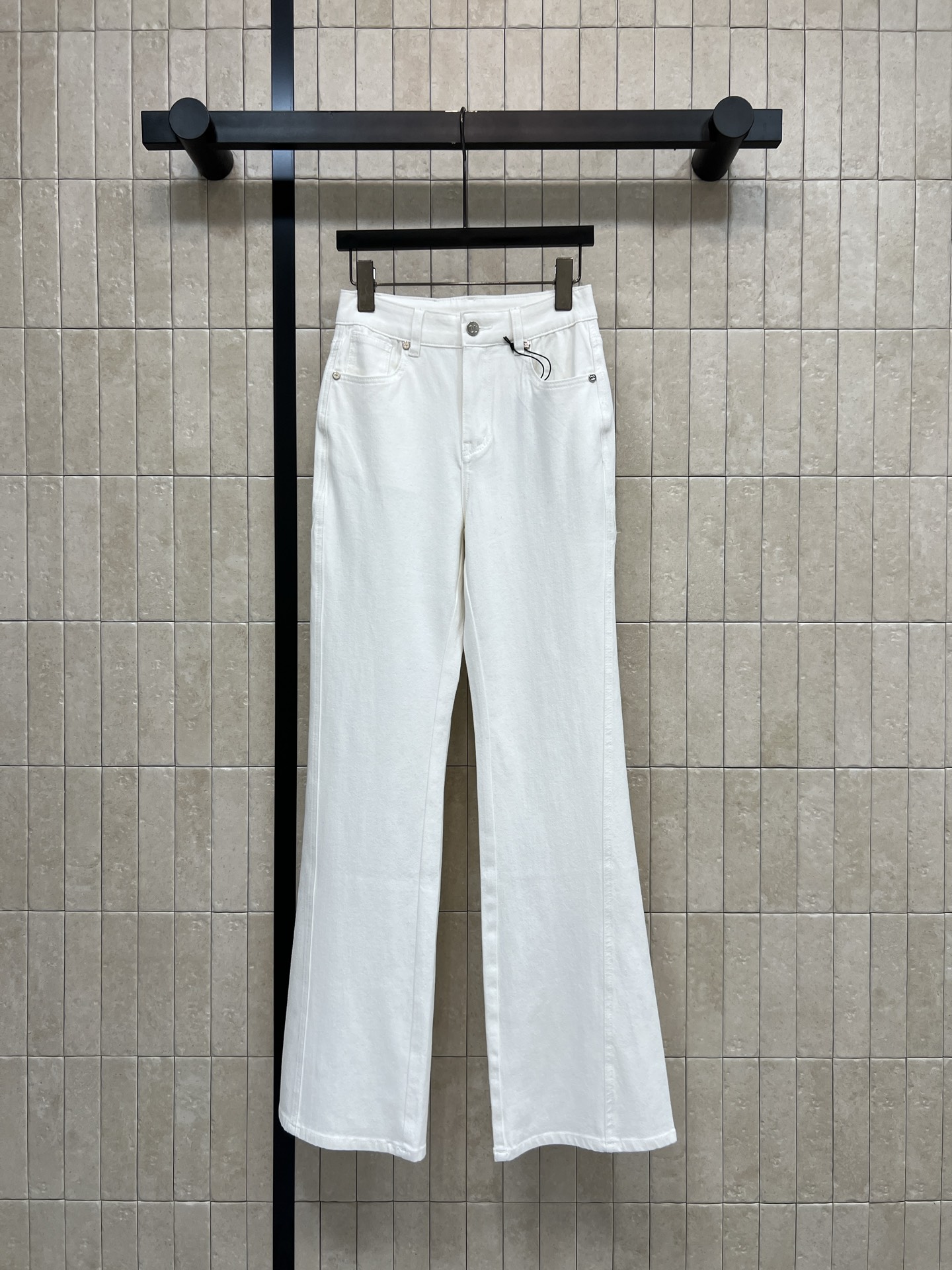 NO:878566,C Home 26 new summer style white high-waisted bootcut jeans, denim stretch fabric, comfortable and not tight, anti-wrinkle and breathable, bootcut design to modify the leg shape, slimming and high pear-shaped figure, super friendly, high waist to enhance the waistline, match with short tops or shirts to easily create the effect of long legs, white and versatile, commuting, dating, easy to control in daily life, one color and five sizes Size/26-27-28-29-30,,chanel,jeans,shirts,19860909C家 26夏季新款 白色高腰微喇牛仔裤 牛仔弹力面料 穿着舒适不紧绷 抗皱又透气 微喇设计修饰腿型 显瘦显高梨形身材超友好 高腰提升腰线 搭配短上衣或衬衫 轻松打造大长腿效果 白色百搭 通勤 约会 日常都能轻松驾驭 一色五码Size/26-27-28-29-30,,chanel,jeans,shirts,,Women's clothing