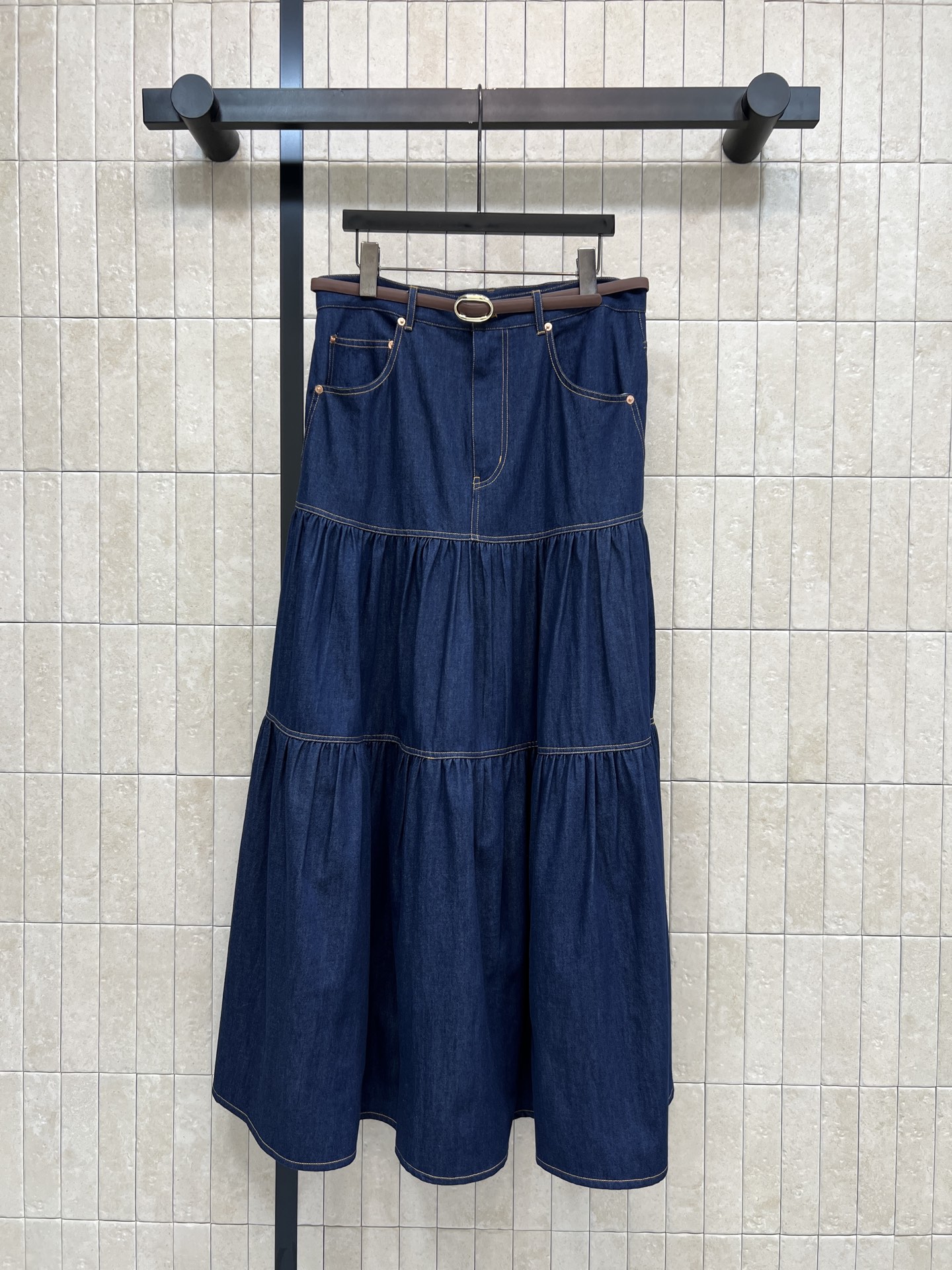 NO:878569,26 new summer styles, retro denim long skirt, washed denim fabric, full of drape, with built-in leather belt, outlines the waistline to optimize proportions, layered cake skirt cut, layered pleat design, hides the flesh and looks slimming, full of details, can be easily held whether it is daily commuting, traveling to take photos or dating, one color, three sizes, Size/S-M-L,,skirts,1986090926夏季新款 复古牛仔长裙 水洗牛仔面料 垂坠感十足 搭配自带的皮质腰带 勾勒腰线优化比例 分层蛋糕裙剪裁 层层递进的褶皱设计 藏肉显瘦 细节感满满 不管是日常通勤 出游拍照还是约会 都能轻松hold住 一色三码Size/S-M-L,,skirts,,Women's clothing