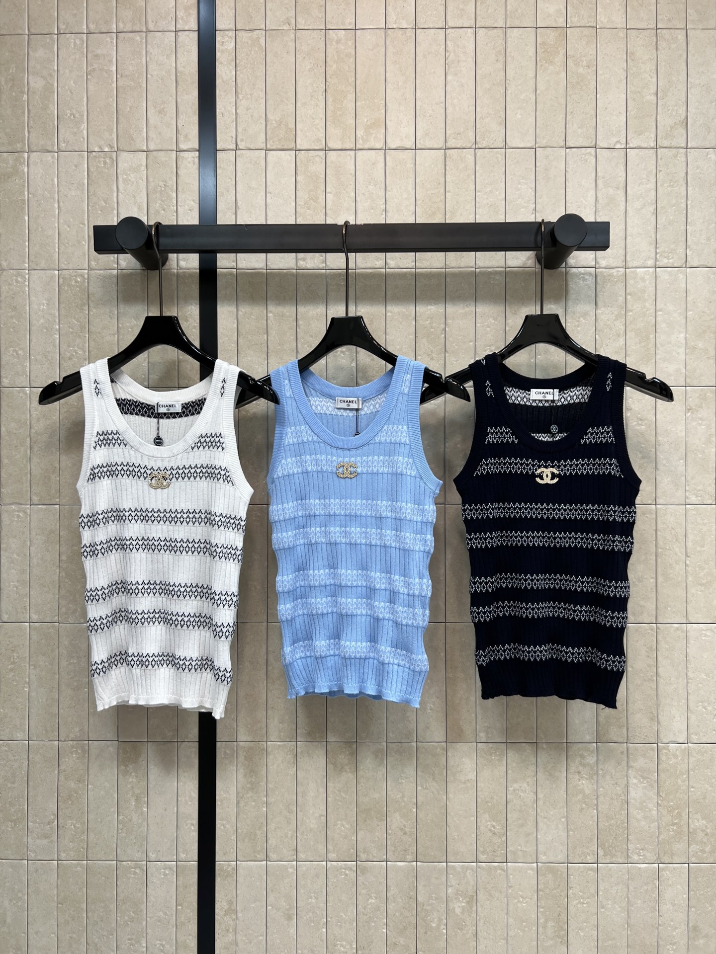 NO:878578,C Home 26 new summer style striped knitted vest. Made of Tencel blended fabric. Light and breathable. Super comfortable to wear in summer. Blue gradient stripes. Refreshing and elegant. Slim-fitting design. It can be worn alone or layered. Easily switch between American retro or Korean gentle style. Perfect texture. Easy to control for daily outings and vacations. Fashionable and versatile. Three colors and three sizes, Size/S-M-L,,chanel,19860909C家 26夏季新款 条纹针织背心 采用天丝混纺面料 轻薄透气 夏天穿超舒服 蓝色渐变条纹 清爽又显气质 修身设计 单穿or内搭都OK 轻松切换美式复古or韩系温柔风 质感满分 日常出街 度假都能轻松驾驭 时髦又百搭 三色三码Size/S-M-L,,chanel,,Women's clothing