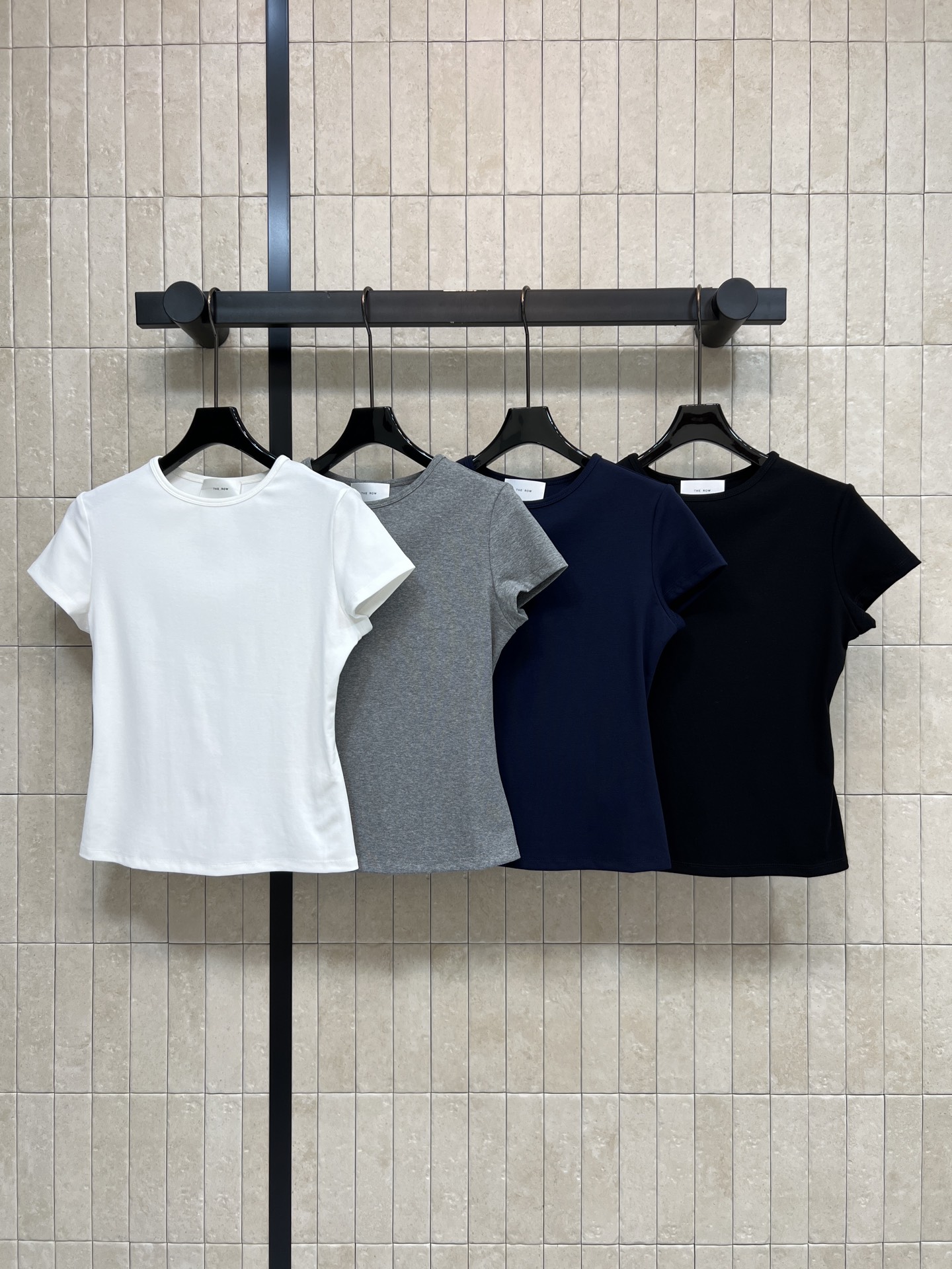 NO:878575,26 new summer styles. Short round neck T-shirt. Made of cotton blended fabric. Soft, skin-friendly and breathable. Super comfortable to wear in summer. Straight-shoulder cut to modify the shoulder line. Slightly slim fit makes you slim but not tight. Pear-shaped body friendly. Round neck hem is washable and not easy to deform. Colors are versatile. Easily matched with jeans and skirts. OK for commuting and leisure. Four colors and three codes, Size/S-M-L, skirts, jeans, tees, t-shirt,1986090926夏季新款 短款圆领T恤 采用棉质混纺面料 柔软亲肤又透气 夏天穿超舒服 正肩剪裁修饰肩线 微修身版型显瘦不紧绷 梨形身材友好 圆领锁边耐洗不易变形 颜色百搭 牛仔裤 半裙都能轻松搭配 通勤休闲都OK 四色三码Size/S-M-L,,skirts,jeans,tees，t-shirt,,Women's clothing