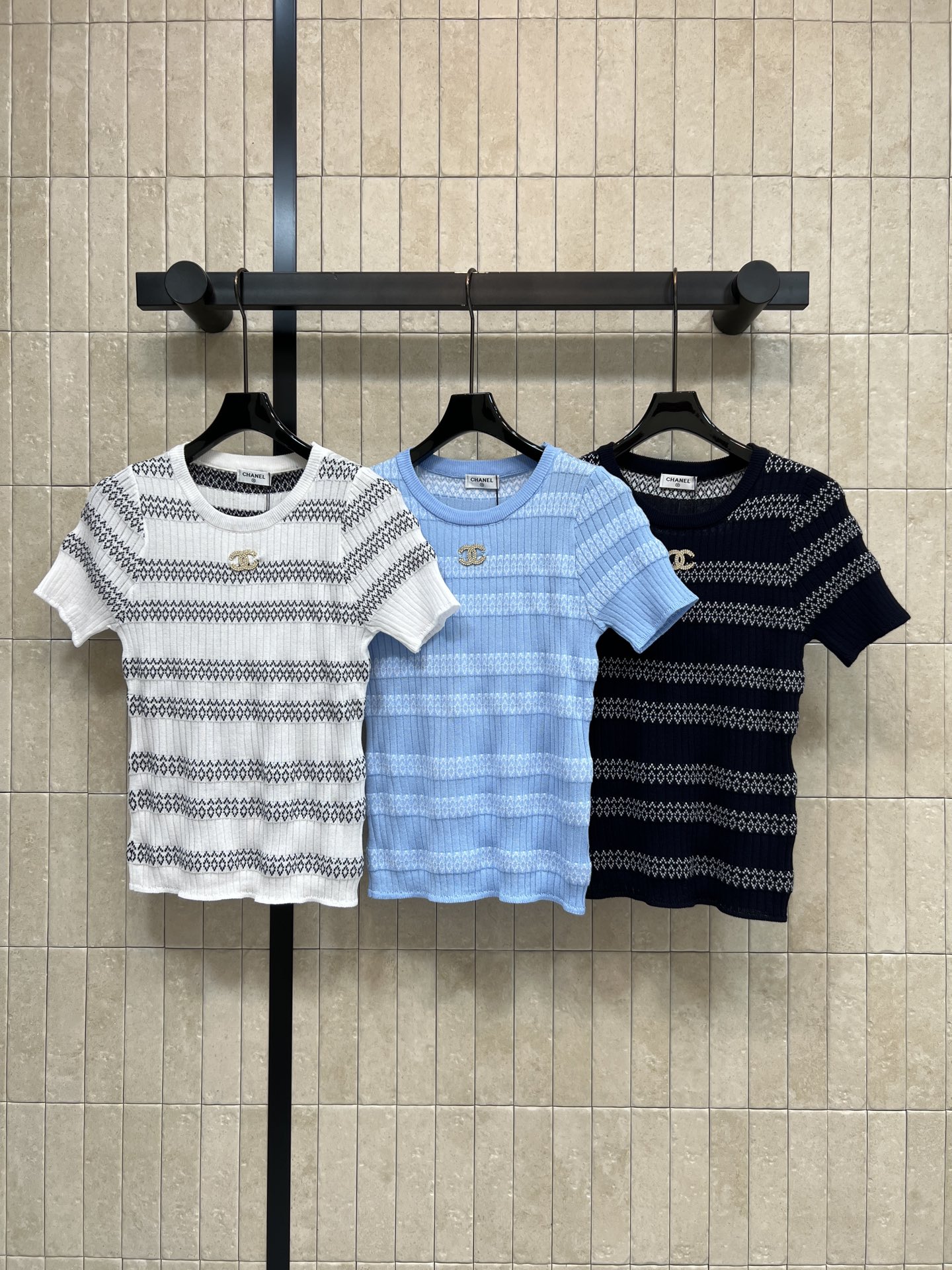 NO:878555,C Home 26 new summer style striped knitted short-sleeved fabric. Made of Tencel blended fabric. Light and breathable. Super comfortable to wear in summer. Blue gradient stripes. Refreshing and elegant. Slim-fitting design. Double C embellishment on the chest. OK to wear alone or as an inner layer. Easily switch between American retro or Korean gentle style. Perfect texture. Easy to control for daily outings and vacations. Fashionable and versatile. Three colors and three codes Size/S-M-L,,chanel,T-shirt,19860909C家 26夏季新款 条纹针织短袖 采用天丝混纺面料 轻薄透气 夏天穿超舒服 蓝色渐变条纹 清爽又显气质 修身设计 胸前双C点缀 单穿or内搭都OK 轻松切换美式复古or韩系温柔风 质感满分 日常出街 度假都能轻松驾驭 时髦又百搭 三色三码Size/S-M-L,,chanel,T-shirt,,Women's clothing