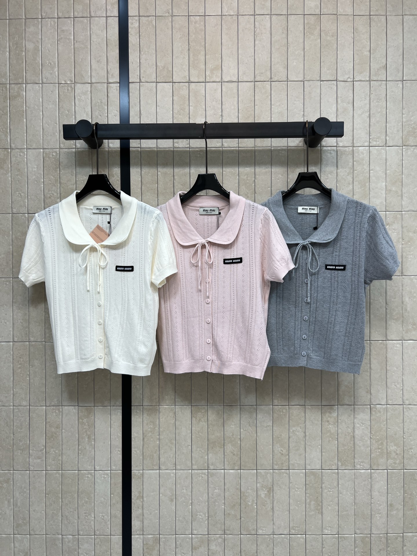 NO:878561,MIU Home 26 new summer style Polo collar knitted short sleeves. Made of Tencel blended fabric. Light and breathable. Classic Polo collar + lace design. Full of girlish feel. Front buttons are easy to put on and take off. Details have brand logo. Highly identifiable. Short sleeves and loose fit. Slim and versatile. It goes well with jeans or short skirts. It can be easily used for commuting, dating and leisure.  Three colors and three codes Size/S-M-L,,miumiu,skirts,jeans,T-shirt,19860909MIU家 26夏季新款 Polo领针织短袖 采用天丝混纺面料 轻盈透气 经典Polo领+系带设计 少女感满满 正面纽扣方便穿脱 细节有品牌logo 辨识度高 短袖宽松版型 显瘦又百搭 搭配牛仔裤或短裙都很出彩 通勤 约会 休闲都能轻松驾驭 三色三码Size/S-M-L,,miumiu,skirts,jeans,T-shirt,,Women's clothing
