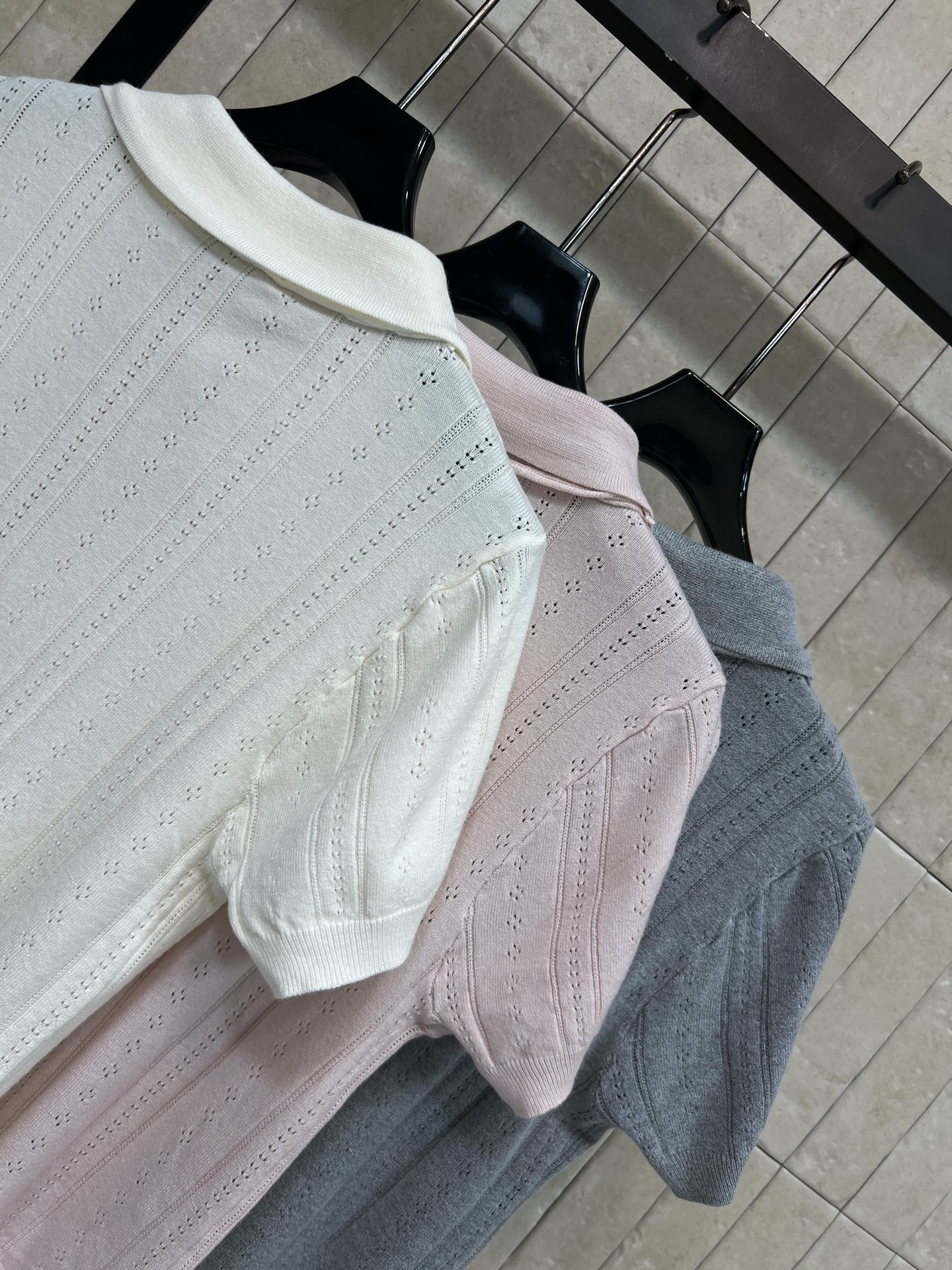 MIU家 26夏季新款 Polo领针织短袖 采用天丝混纺面料 轻盈透气 经典Polo领+系带设计 少女感