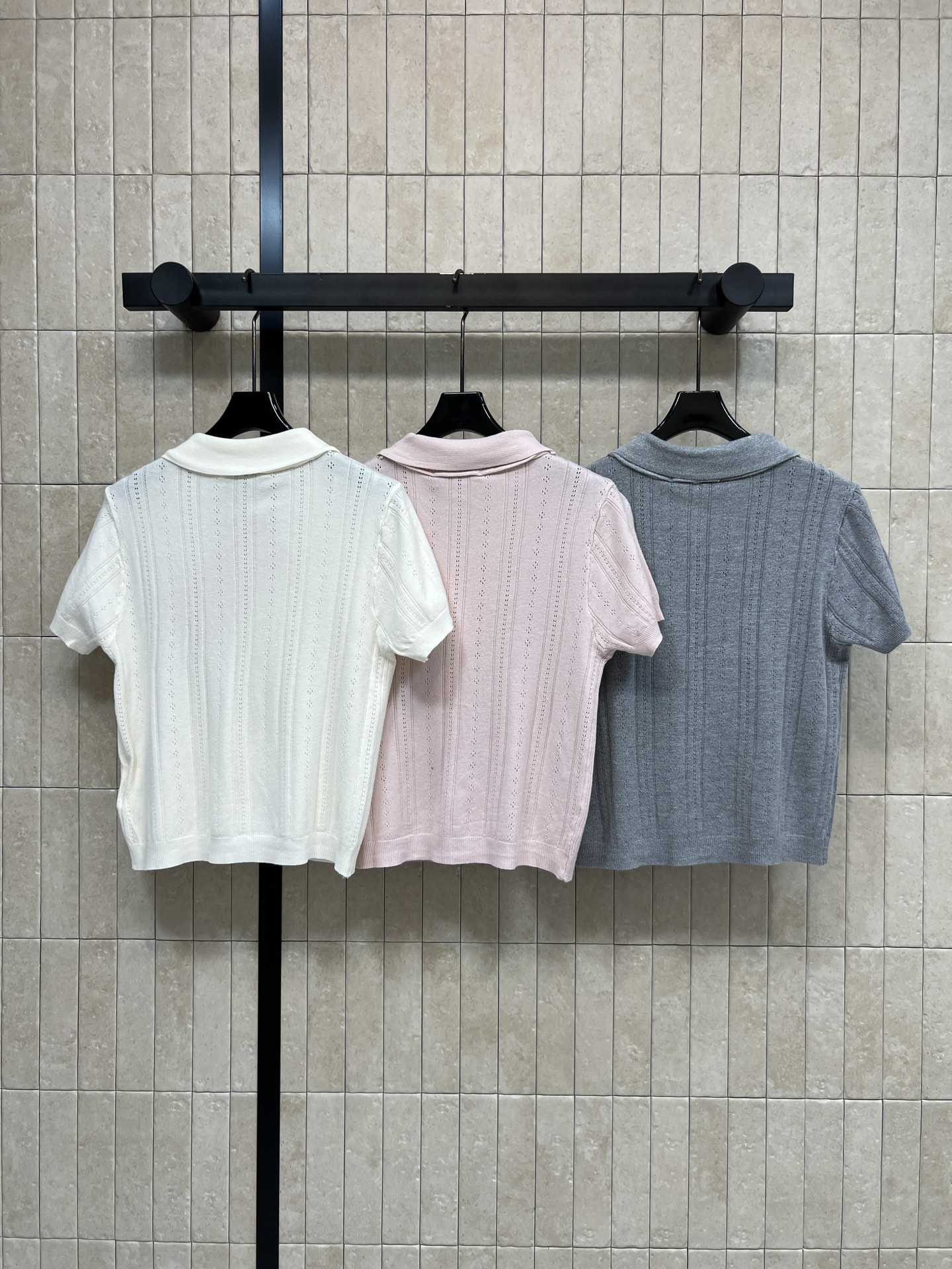 MIU家 26夏季新款 Polo领针织短袖 采用天丝混纺面料 轻盈透气 经典Polo领+系带设计 少女感