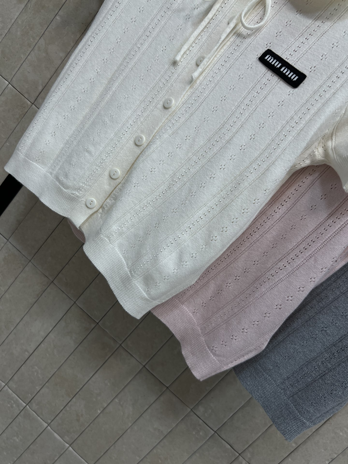 MIU家 26夏季新款 Polo领针织短袖 采用天丝混纺面料 轻盈透气 经典Polo领+系带设计 少女感