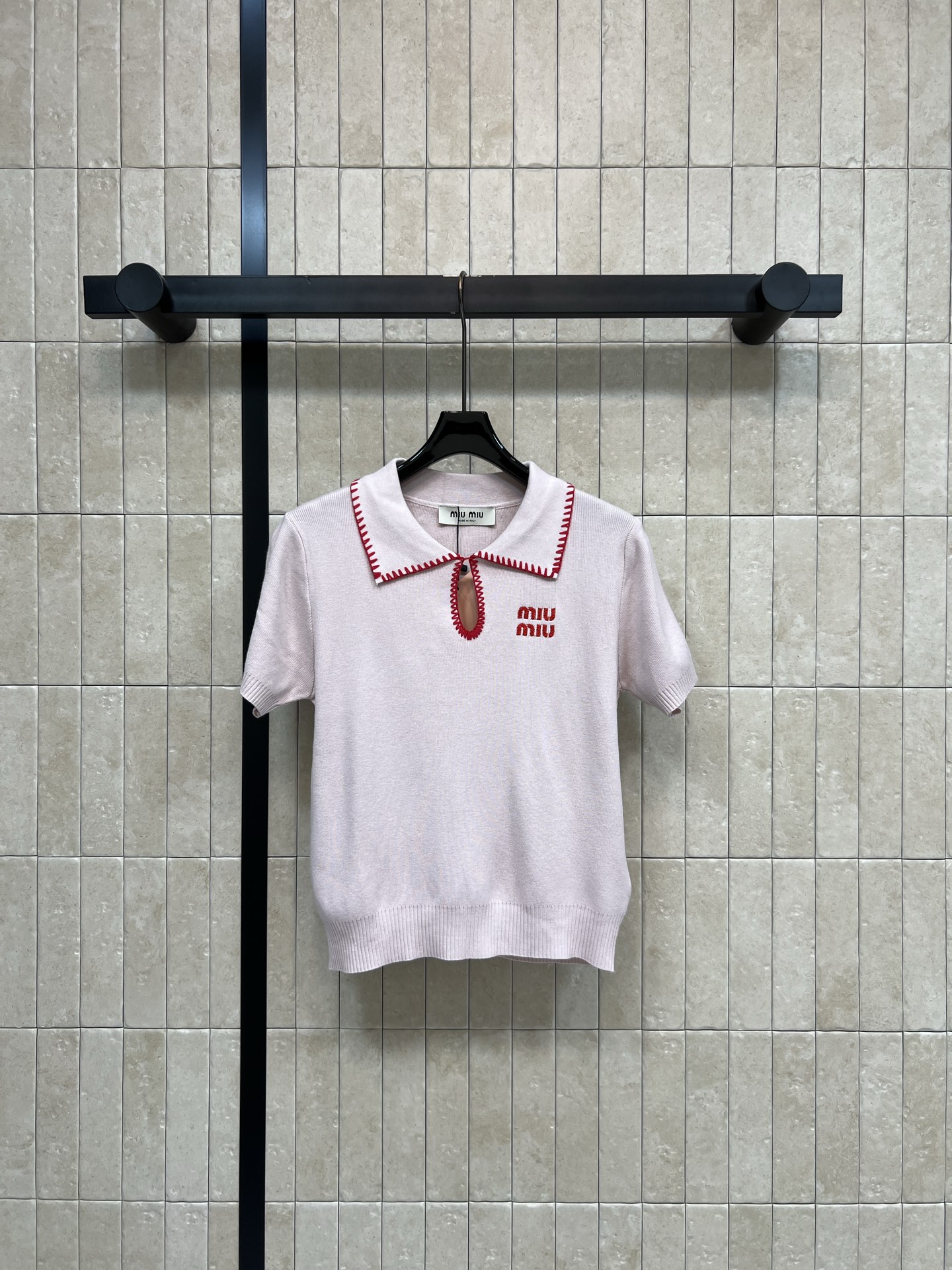 MIU家 26夏季新款 撞色针织Polo衫​​ 采用天丝混纺面料 软糯亲肤透气 领口边缘采用撞色锁边 胸