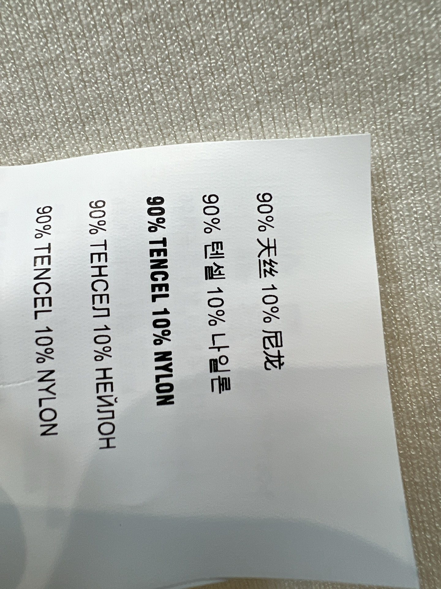 MIU家 26夏季新款 撞色针织Polo衫​​ 采用天丝混纺面料 软糯亲肤透气 领口边缘采用撞色锁边 胸