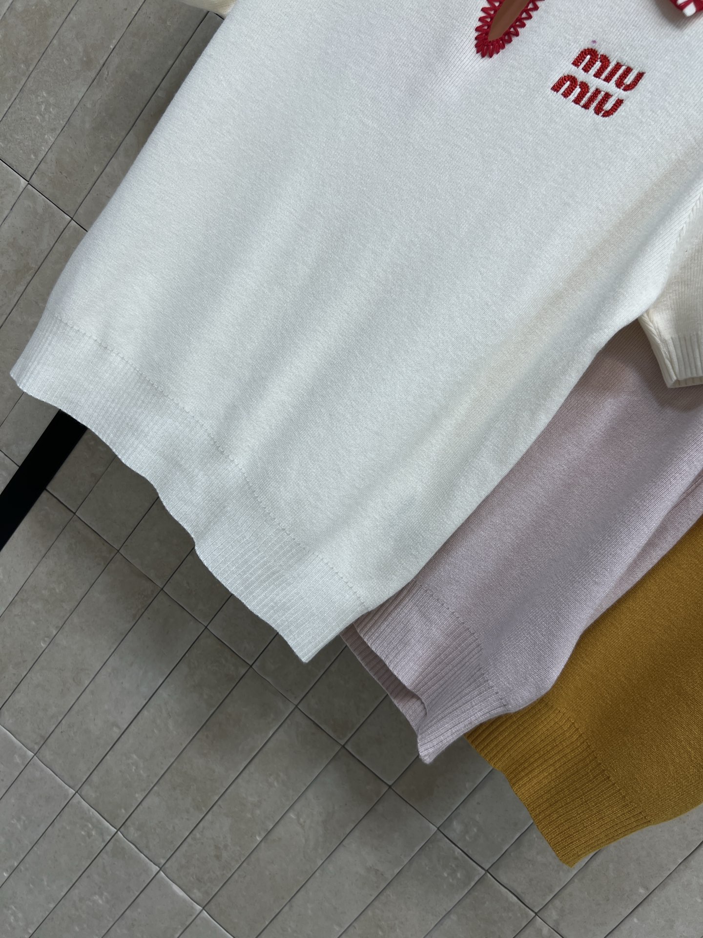 MIU家 26夏季新款 撞色针织Polo衫​​ 采用天丝混纺面料 软糯亲肤透气 领口边缘采用撞色锁边 胸