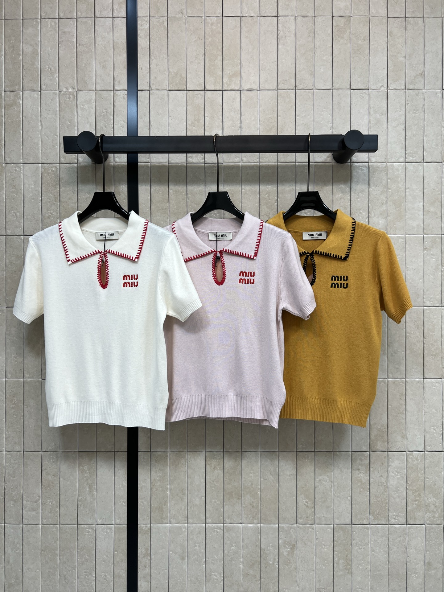 NO:878567,MIU Home 26 new summer style contrasting knitted polo shirt made of Tencel blended fabric, soft, skin-friendly and breathable. The edges of the neckline are edged with contrasting colors. Logo embroidery on the chest is embellished with perfect details. The straight shoulder version looks slim and flatters the face. Pair it with a plaid skirt or jeans. You can easily get a Korean college style or commuting style. It is suitable for daily dates and outings. Three colors and three codes Size/S-M-L,,miumiu,skirts,jeans,19860909MIU家 26夏季新款 撞色针织Polo衫 采用天丝混纺面料 软糯亲肤透气 领口边缘采用撞色锁边 胸前logo刺绣点缀 细节满分 正肩版型显瘦又修饰脸型 搭配格纹裙或牛仔裤 轻松get韩系学院风or通勤风 日常 约会 出游都很适合 三色三码Size/S-M-L,,miumiu,skirts,jeans,,Women's clothing