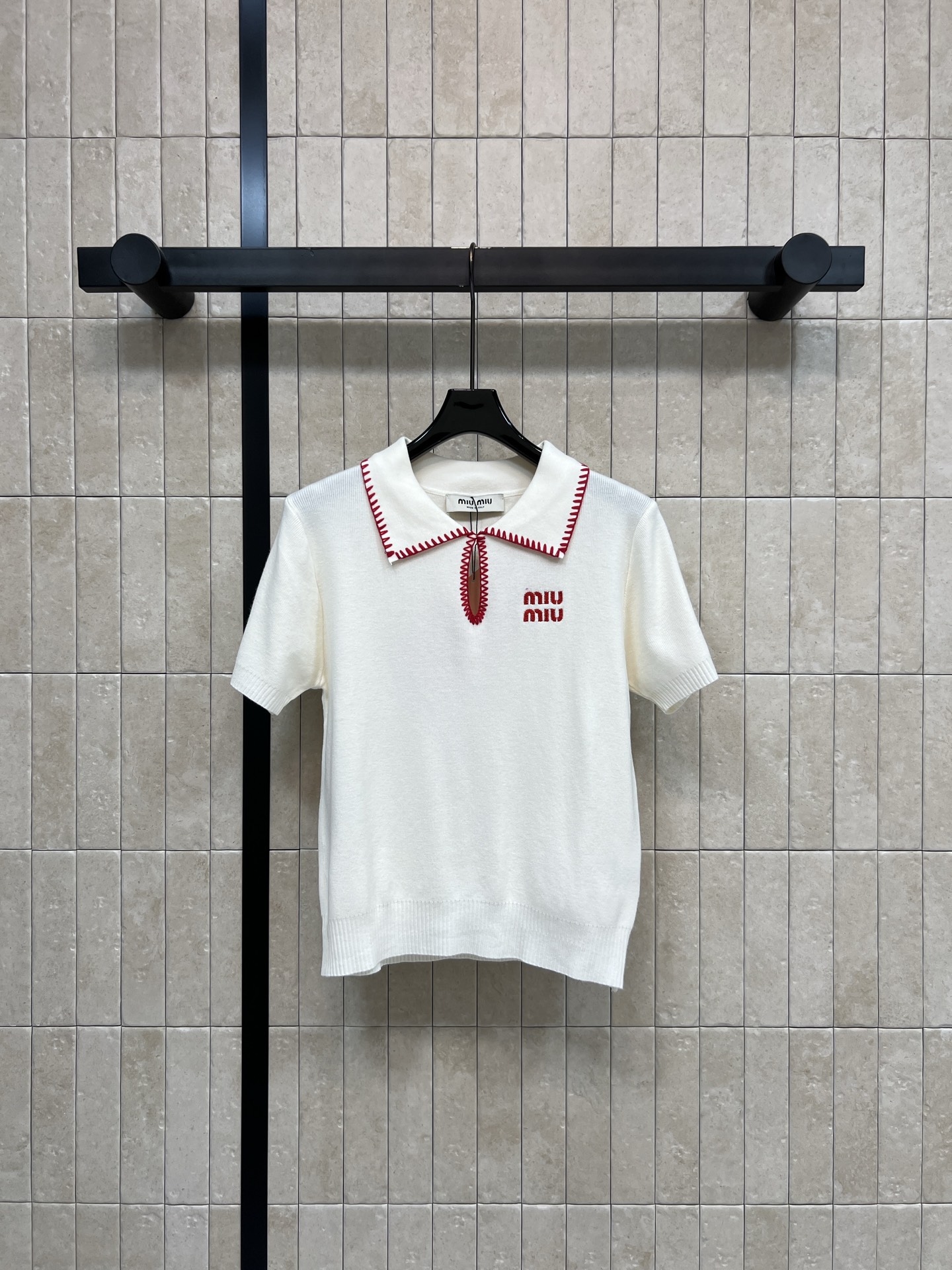 MIU家 26夏季新款 撞色针织Polo衫​​ 采用天丝混纺面料 软糯亲肤透气 领口边缘采用撞色锁边 胸