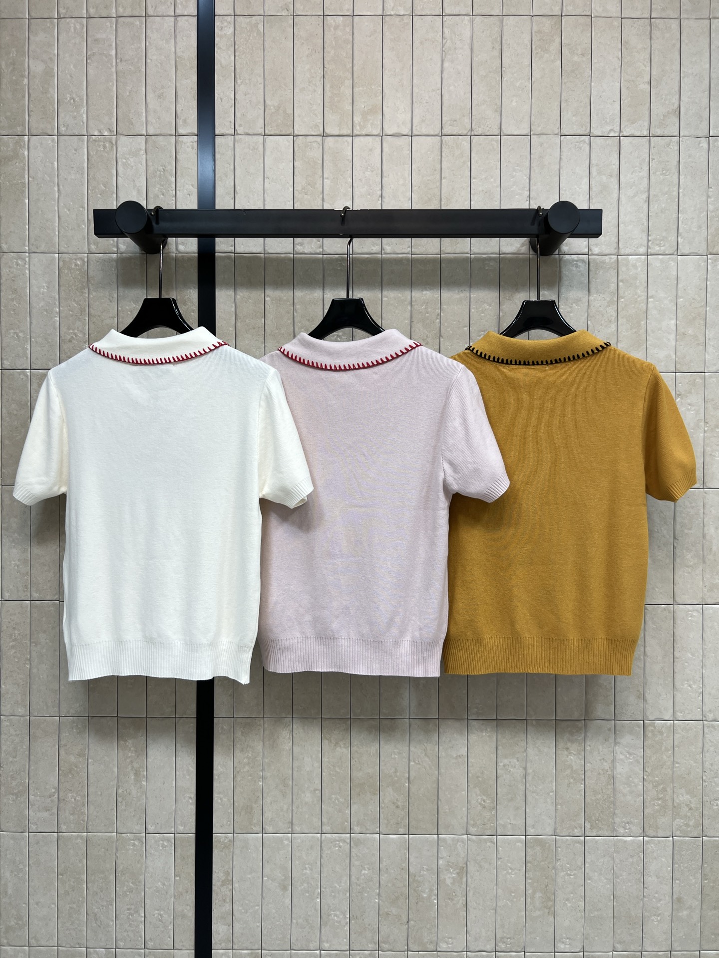 MIU家 26夏季新款 撞色针织Polo衫​​ 采用天丝混纺面料 软糯亲肤透气 领口边缘采用撞色锁边 胸