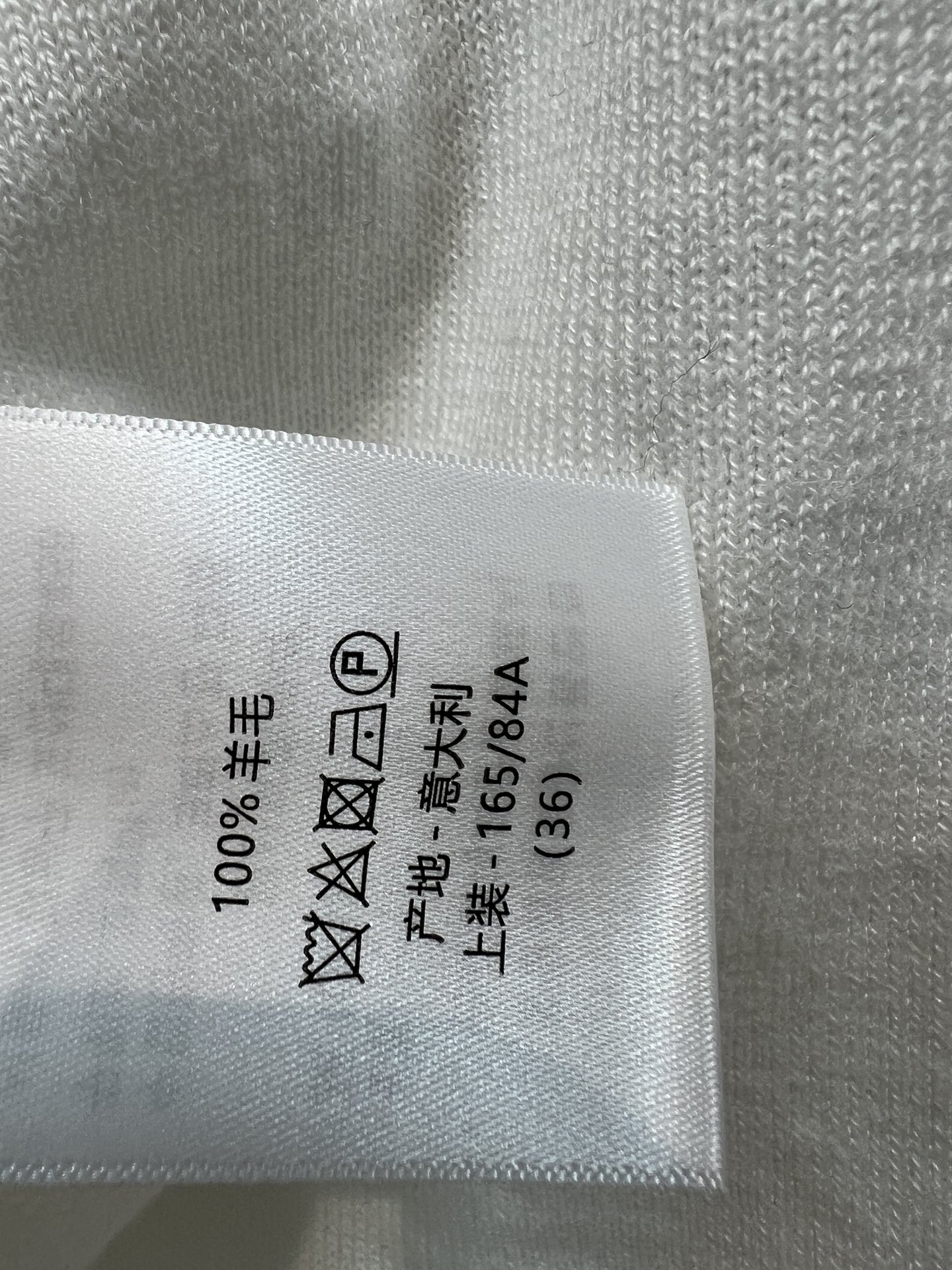 D家 26夏季新款 针织背心 采用羊毛针织面料 手感软糯细腻 自带透气肌理 胸前的logo字母刺绣 精致
