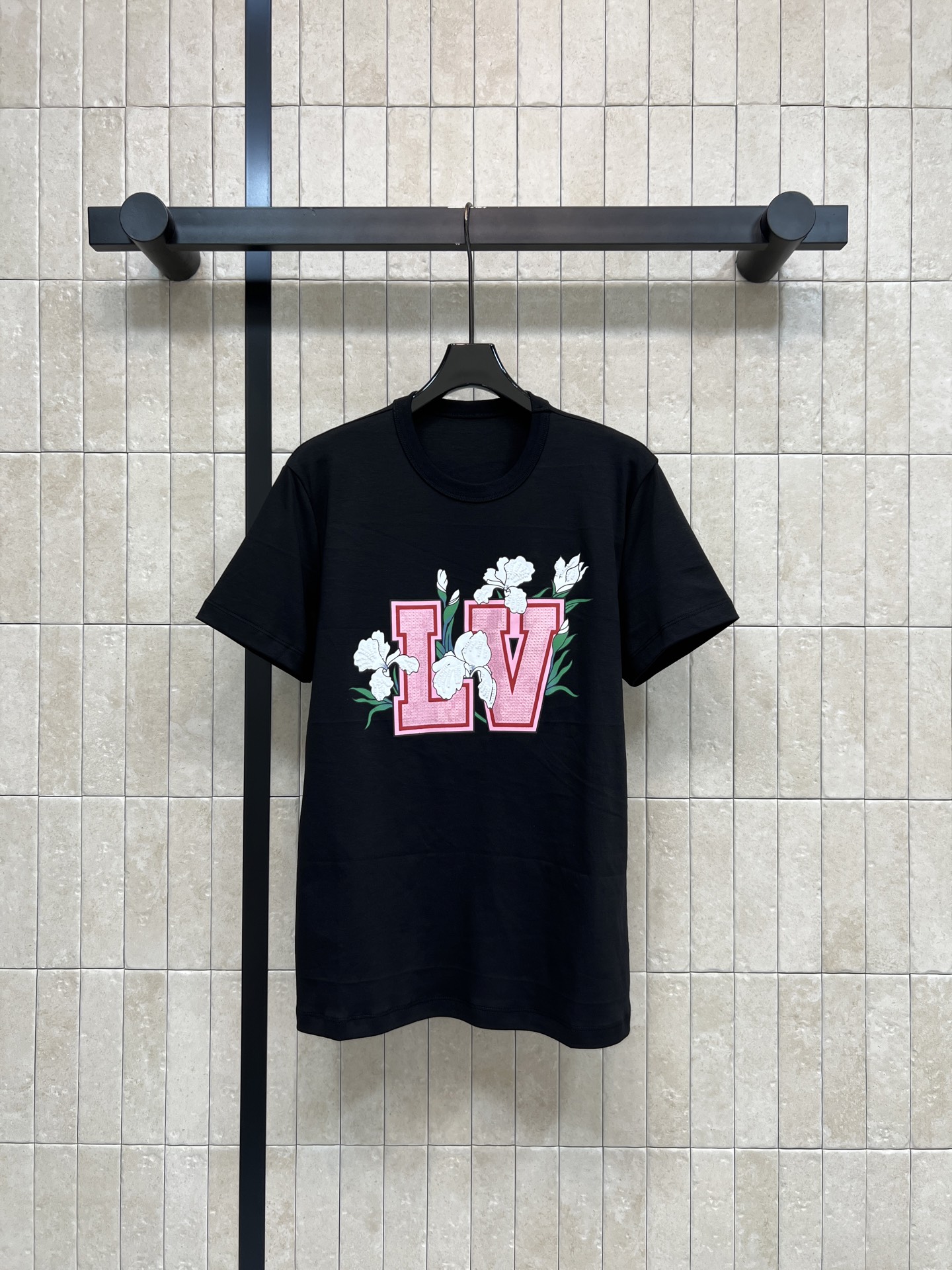 NO:878844,L's 26 new summer style black printed short-sleeved top, black pure cotton fabric, comfortable and breathable to wear, pink logo letters on the front + white flower embroidery, full of vitality, loose fit, suitable for daily outings, suitable for light sports, paired with high-waisted pants or skirts to show campus casual style, focusing on comfort and fashion, light travel, easy to control for daily commuting, three sizes in one color, Size/S-M-L,, louis vuitton, skirts, T-shirt,19860909L家 26夏季新款 黑色印花短袖上衣 黑色纯棉面料 穿着舒适透气 正面粉色logo字母+白色花卉刺绣 活力感满满 宽松版型 日常出街 轻运动都OK 搭配高腰裤或裙装超显校园休闲风 主打舒适与时尚 轻旅行 日常通勤都能轻松驾驭 一色三码Size/S-M-L,,louis vuitton,skirts,T-shirt,,Women's clothing