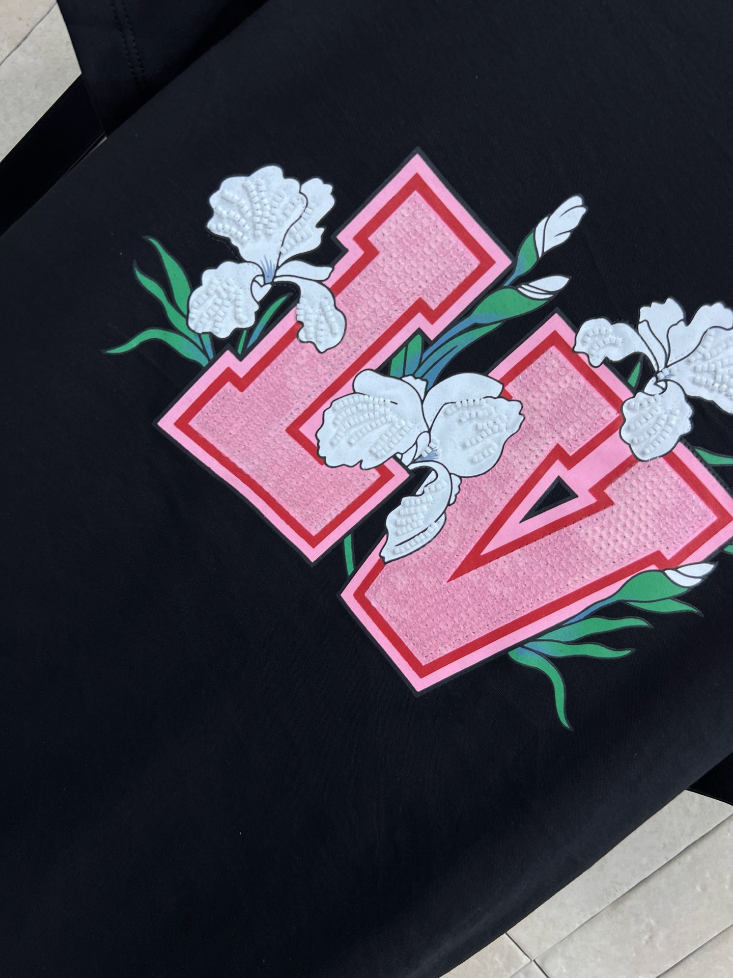 L家 26夏季新款 黑色印花短袖上衣 黑色纯棉面料 穿着舒适透气 正面粉色logo字母+白色花卉刺绣 活