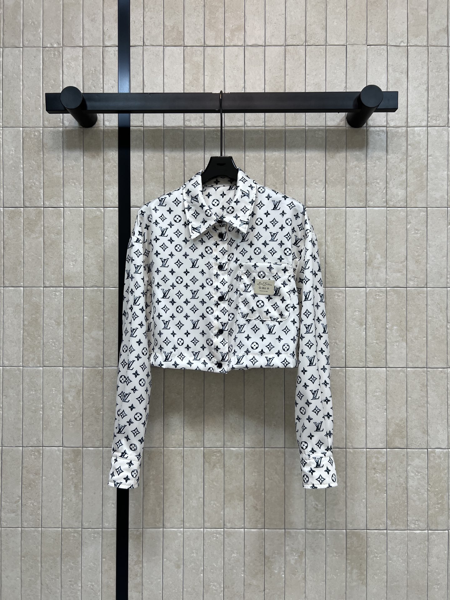 NO:878841,L's 26 new summer style presbyopia short shirt. The fabric is draped and has a soft texture. It feels smooth and slim. The short design highlights the waistline. Pocket leather tag embellishment breaks the monotony and is full of details. Can be worn alone or stacked. It goes well with high-waisted pants or skirts. It can be easily managed in daily commuting and casual occasions. Four sizes in one color, Size/S-M-L-XL,, louis vuitton, skirts, shirts,19860909L家 26夏季新款 老花短款衬衫 面料垂顺自带柔光质感 触感柔滑 剪裁修身 短款设计凸显腰线 口袋皮牌点缀 打破单调细节感满满 可单穿可叠穿 搭配高腰裤或裙装都很出彩 日常通勤 休闲场合都能轻松驾驭 一色四码Size/S-M-L-XL,,louis vuitton,skirts,shirts,,Women's clothing