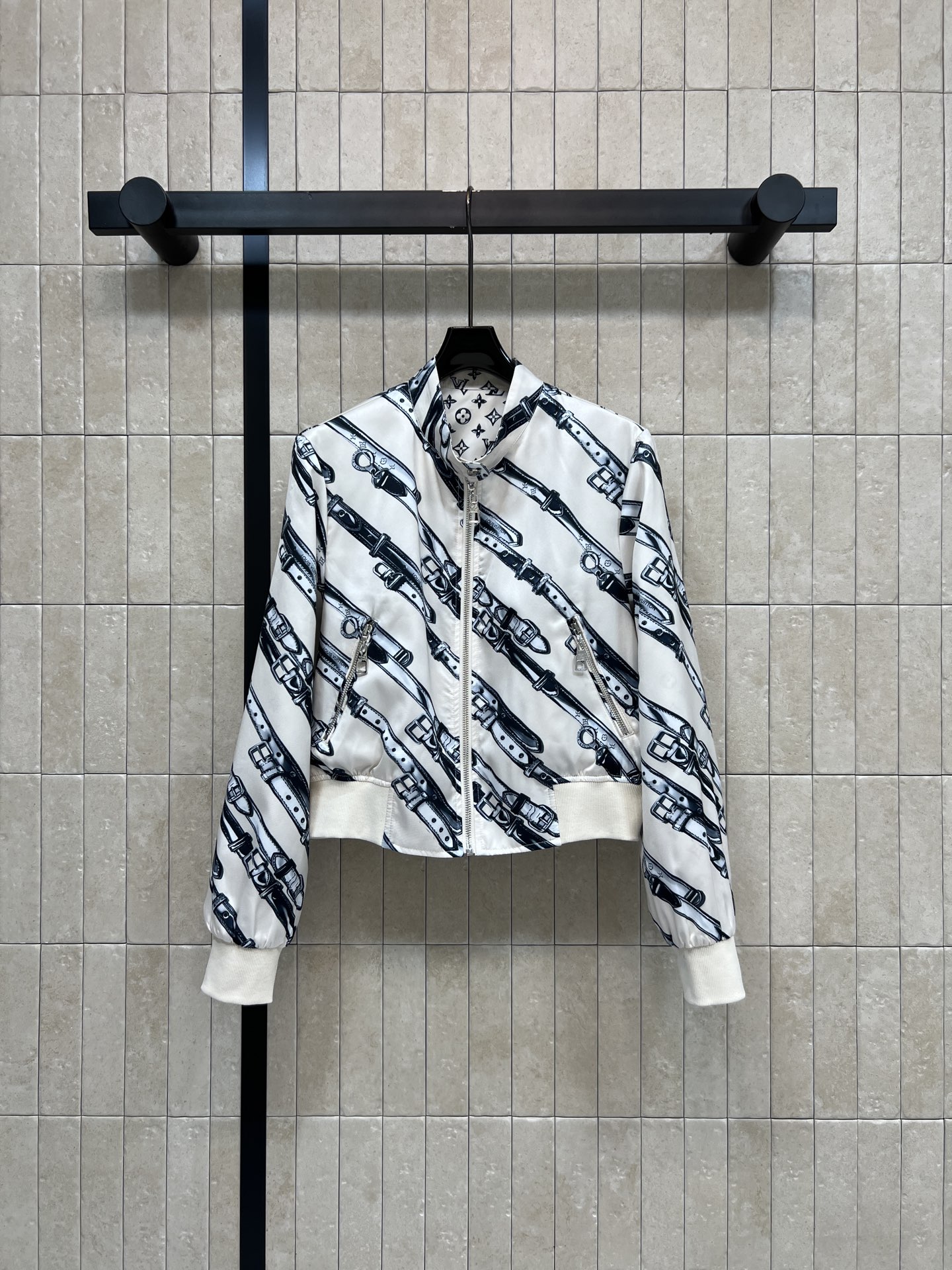 NO:878835,L's 26 new summer style double-sided printed short jacket. The fabric is light and draping and smooth to the touch. High-waisted short style + threaded edges. Double-sided design with black and white print on the front. Low-key full print on the back. Unlock two styles in one piece. It can be easily worn in daily or street style. It goes well with jeans, casual pants and skirts. It is easy to create a high-end look. Four sizes in one color. Size/S-M-L-XL,, Louis vuitton, skirts, jeans, jackets & coats,19860909L家 26夏季新款 双面印花短款夹克 面料轻薄垂顺触感柔滑 高腰短款+螺纹收边 双面设计正面黑白印花 反面低调满印 一件解锁两种风格 日常或街头风都能轻松驾驭 搭配牛仔裤 休闲裤 半裙都很出彩 轻松打造高级感穿搭 一色四码Size/S-M-L-XL,,louis vuitton,skirts,jeans,jackets & coats,,Women's clothing