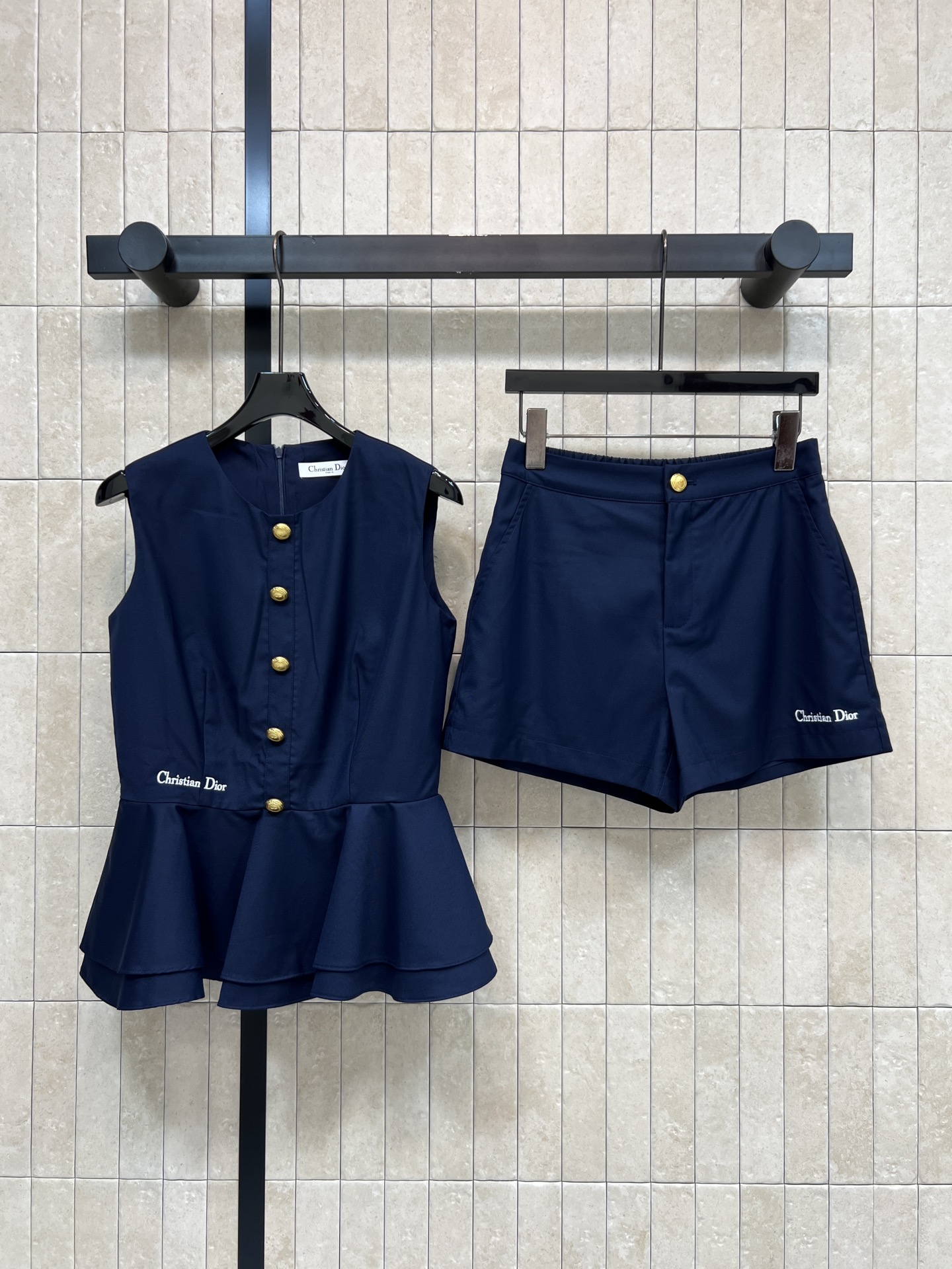NO:878853,D's 26 new summer style, navy blue sleeveless suit, ruffled vest + high-waisted shorts, simple, elegant and detailed, vest with golden buttons + brand embroidery, shorts with same color + metal buttons, perfect texture, light and breathable fabric, super comfortable to wear in summer, OK for commuting and casual wear, match with sandals or white shoes, easy to get a high-end look, three sizes in one color, Size/S-M-L,, dior, sandals, shorts,19860909D家 26夏季新款 藏蓝色无袖套装 荷叶边马甲+高腰短裤 简约优雅又有细节感 马甲金色纽扣+品牌刺绣 短裤同色系+金属纽扣 质感满分 面料轻盈透气 夏天穿超舒服 通勤休闲都OK 搭配凉鞋或小白鞋 轻松get高级感穿搭 一色三码Size/S-M-L,,dior,sandals,shorts,,Women's clothing