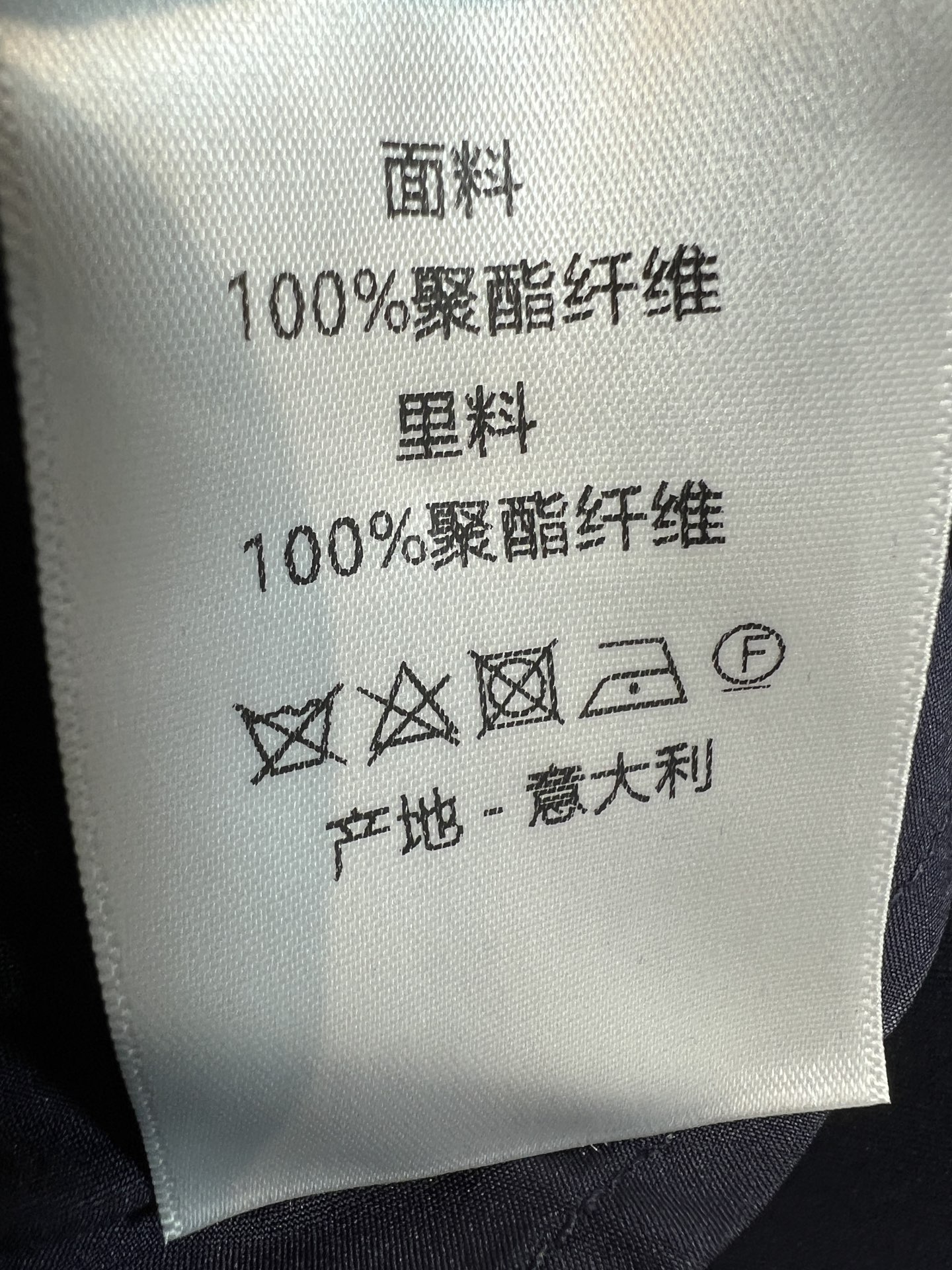 D家 26夏季新款 藏蓝色无袖套装​​ 荷叶边马甲+高腰短裤 简约优雅又有细节感 马甲金色纽扣+品牌刺绣