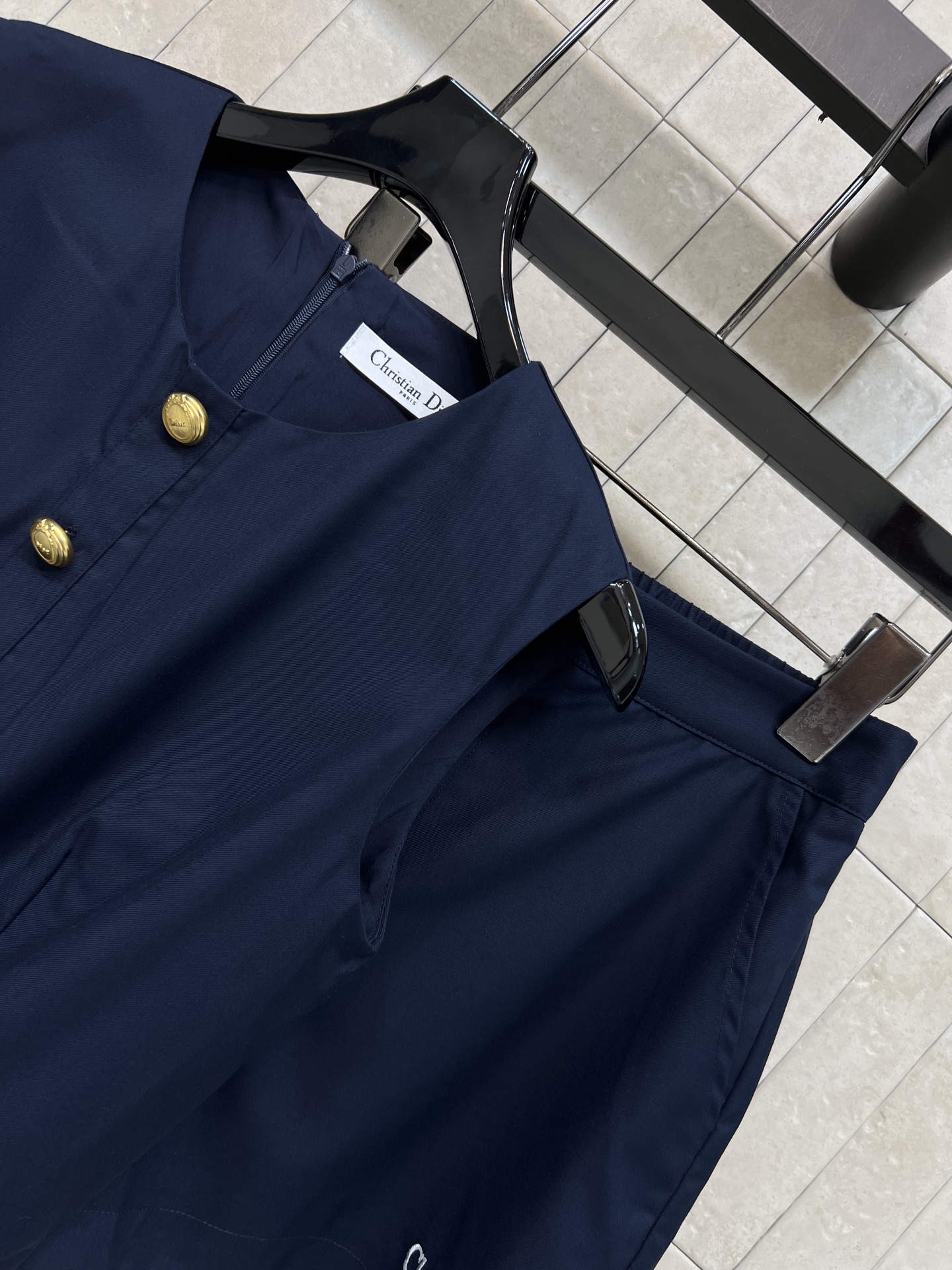 D家 26夏季新款 藏蓝色无袖套装​​ 荷叶边马甲+高腰短裤 简约优雅又有细节感 马甲金色纽扣+品牌刺绣