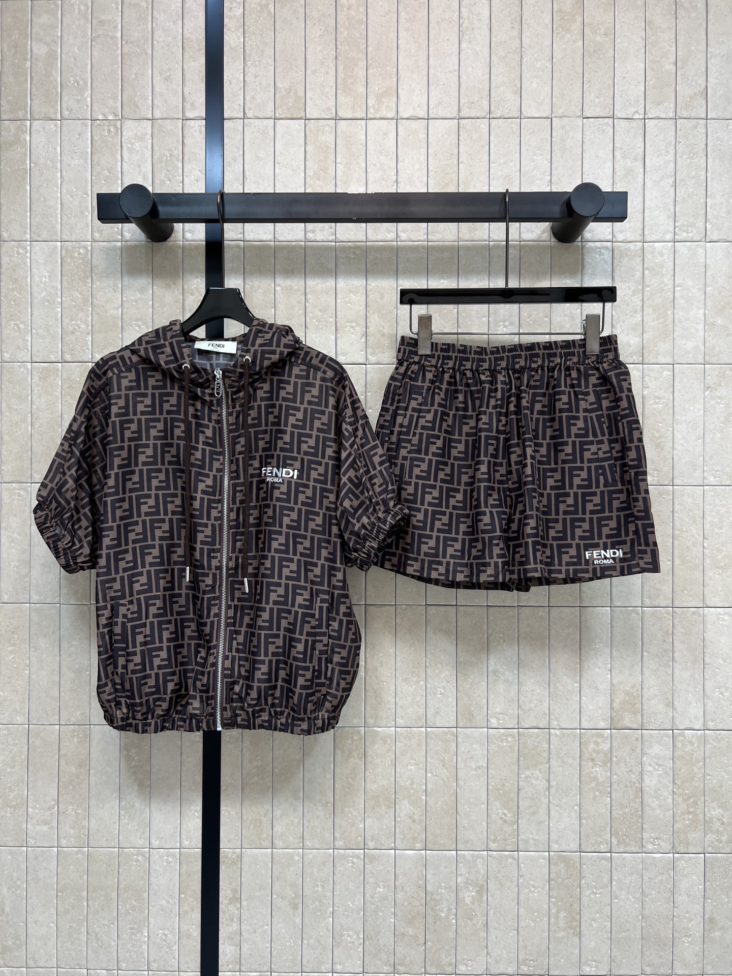 NO:878859,FD Home 26 new summer style FF presbyopia hooded jacket, three-quarter sleeve top + elastic waist shorts, classic FF pattern printed all over, highly recognizable, light and breathable fabric with sun protection function, hooded + drawstring design, loose fit, covering the flesh and versatile, suitable for all kinds of body types, suitable for daily outings or casual wear, paired with the same series of shorts, easy to get a high-end look. Three sizes in one color, Size/S-M-L,, dior, shorts, jackets &  coats, hats,19860909FD家 26夏季新款 FF老花连帽外套 五分袖上衣+松紧腰短裤 经典满印FF图案 辨识度超高 轻薄透气面料 带防晒功能 连帽+抽绳设计 宽松版型 遮肉又百搭 适合各种身材 日常出街或休闲都很OK 搭配同系列短裤 轻松get高级感穿搭 一色三码Size/S-M-L,,dior,shorts,jackets & coats,hats,,Women's clothing