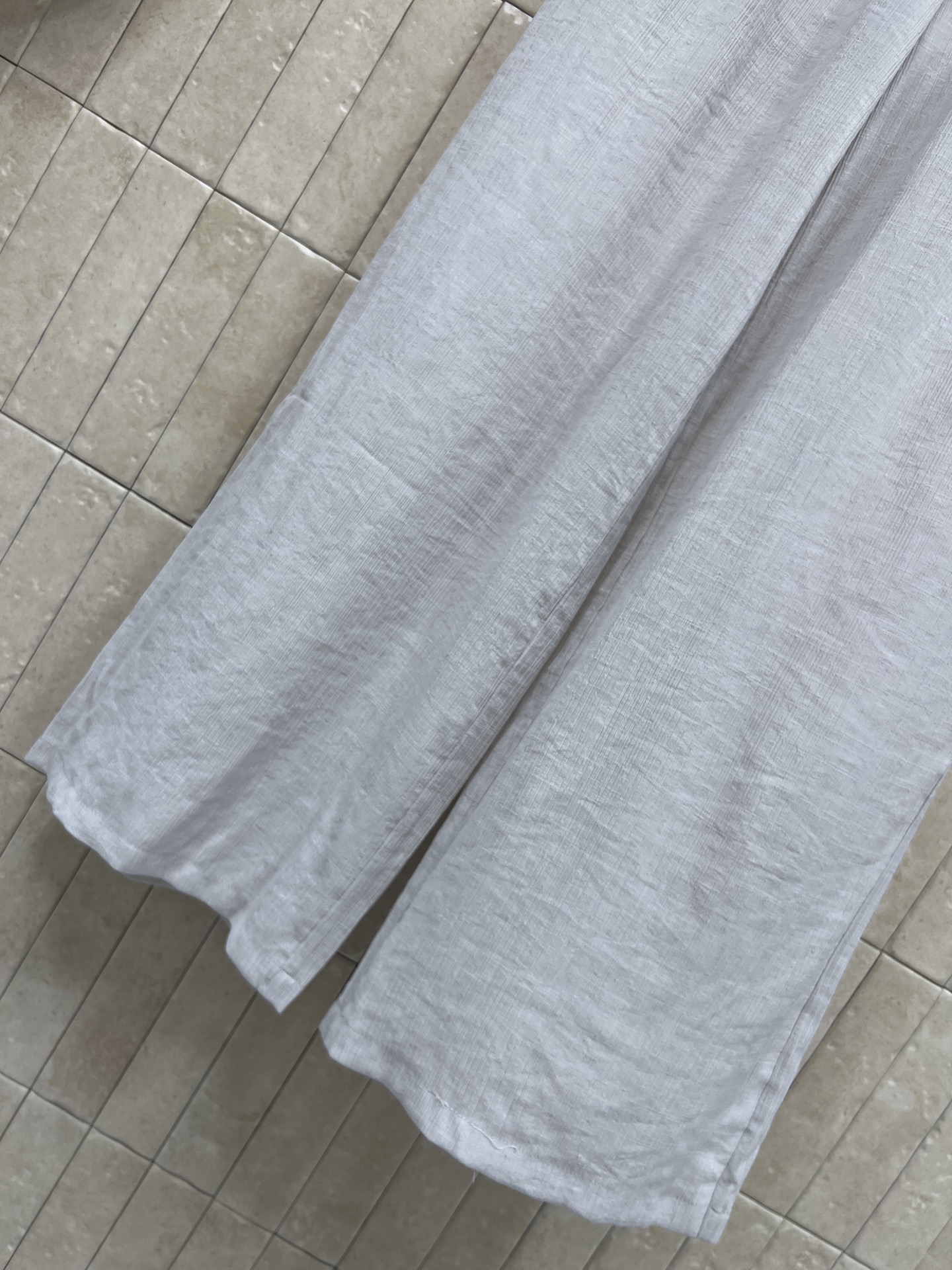 D家 26夏季新款 灰色短袖套装 短袖衬衫+阔腿裤 面料轻薄透气 翻领短袖衬衫 下摆打结设计 优化上半身