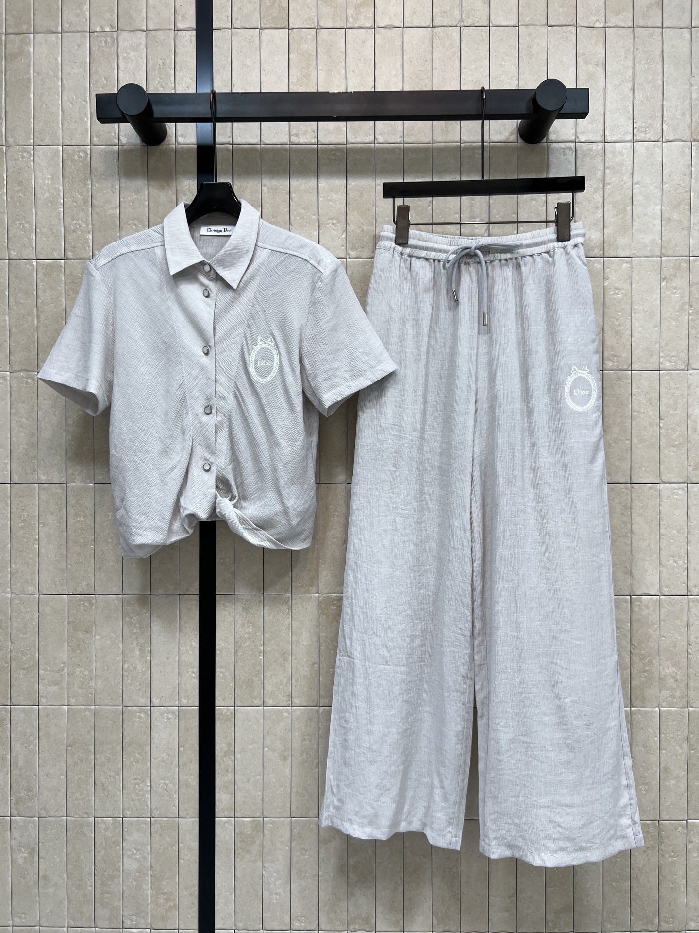 NO:878836,D Home 26 new summer style gray short-sleeved suit, short-sleeved shirt + wide-leg pants, light and breathable fabric, lapel short-sleeved shirt, knotted hem design, optimized upper body proportions, high-waist drawstring design, adjustable elasticity, drapey wide-leg version, logo embroidery on chest and trouser legs, full of details, suitable for daily commuting or leisure, three sizes in one color, Size/S-M-L,, dior, shirts, T-shirt,19860909D家 26夏季新款 灰色短袖套装 短袖衬衫+阔腿裤 面料轻薄透气 翻领短袖衬衫 下摆打结设计 优化上半身比例 高腰抽绳设计 可自由调节松紧 垂坠感阔腿版型 胸口跟裤腿都有logo刺绣 细节感满满 日常通勤或休闲都OK 一色三码Size/S-M-L,,dior,shirts,T-shirt,,Women's clothing